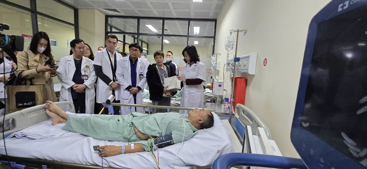 Vụ đốt quán cà phê ở đường Phạm Văn Đồng (Hà Nội): Nạn nhân sống sót kể giây phút hoảng loạn trong đám cháy- Ảnh 1.