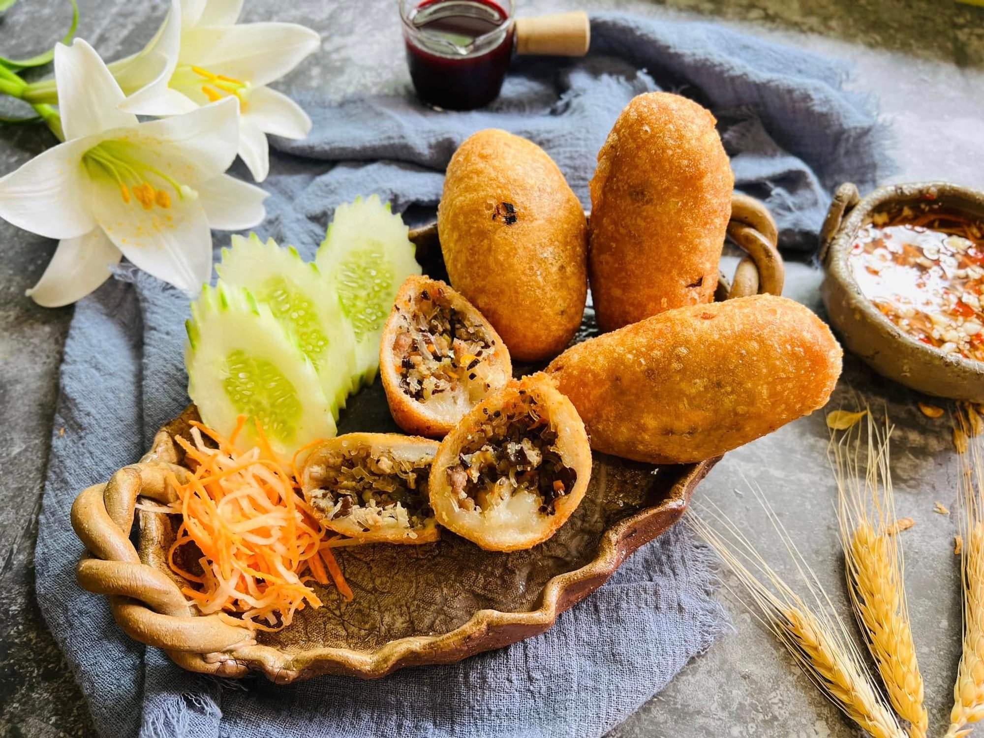 Mách bạn cách làm món bánh rán mặn, không bột nở mà vỏ vẫn giòn, bên trong mềm dẻo - Ảnh 1.