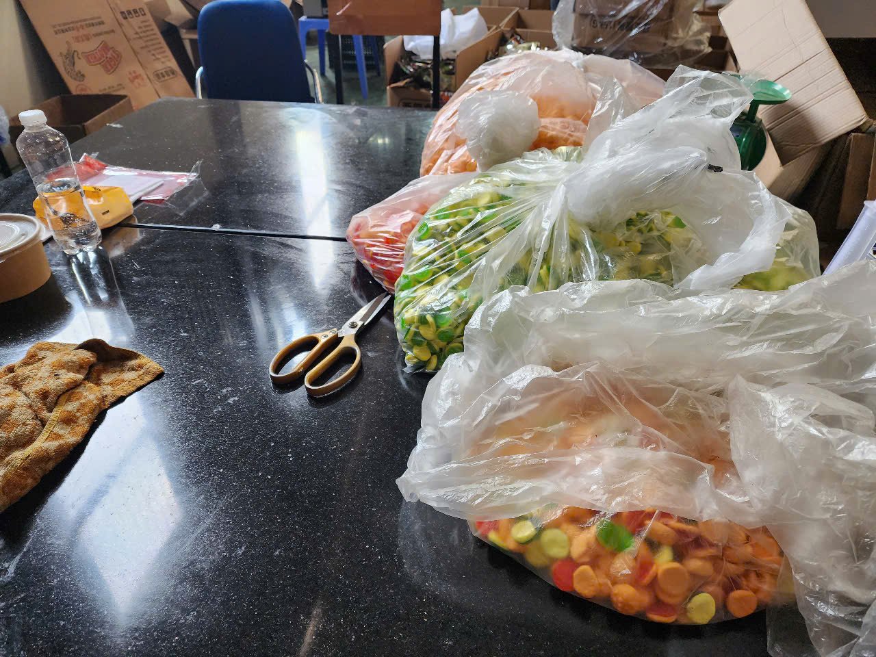 Tận thấy nơi “ra lò” bánh kẹo trẻ em “siêu bẩn” cùng loạt bất thường về nguồn gốc, bao bì, chất lượng - Ảnh 12.