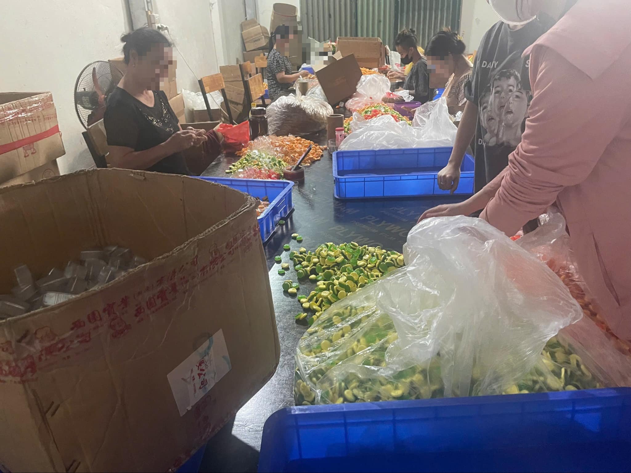 Tận thấy nơi “ra lò” bánh kẹo trẻ em “siêu bẩn” cùng loạt bất thường về nguồn gốc, bao bì, chất lượng - Ảnh 4.