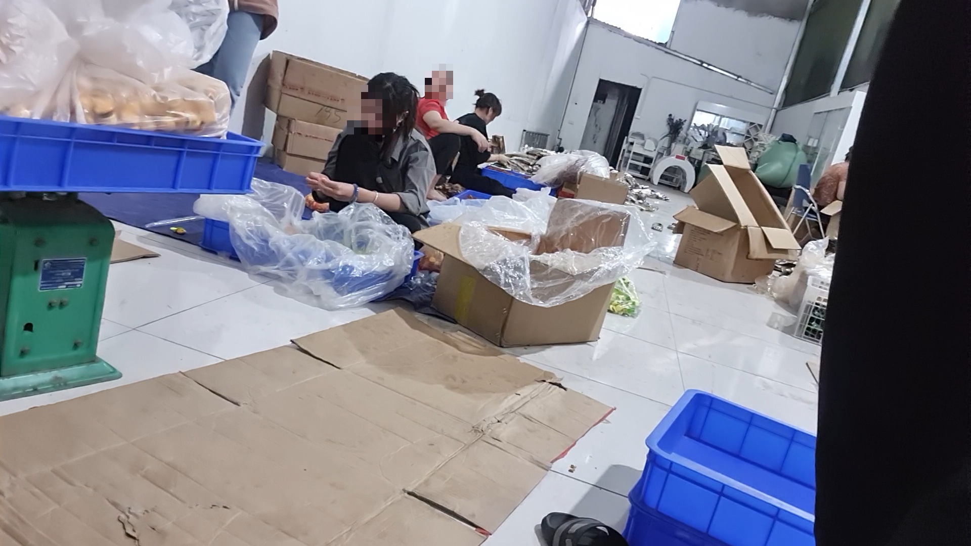 Tận thấy nơi “ra lò” bánh kẹo trẻ em “siêu bẩn” cùng loạt bất thường về nguồn gốc, bao bì, chất lượng - Ảnh 6.