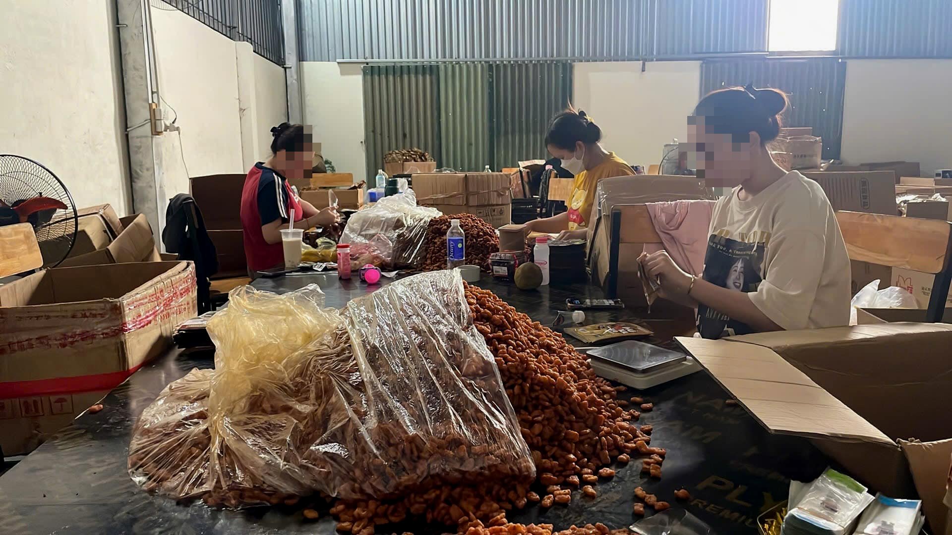 Tận thấy nơi “ra lò” bánh kẹo trẻ em “siêu bẩn” cùng loạt bất thường về nguồn gốc, bao bì, chất lượng - Ảnh 3.