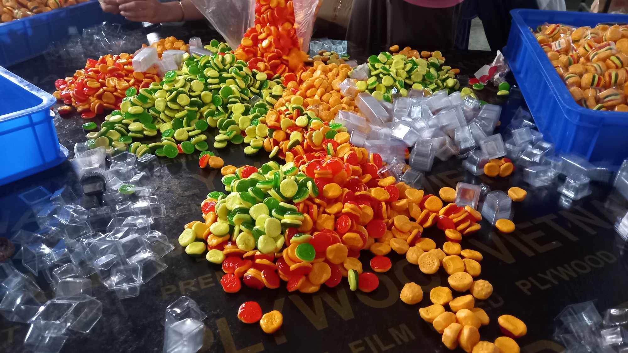 Tận thấy nơi “ra lò” bánh kẹo trẻ em “siêu bẩn” cùng loạt bất thường về nguồn gốc, bao bì, chất lượng - Ảnh 5.