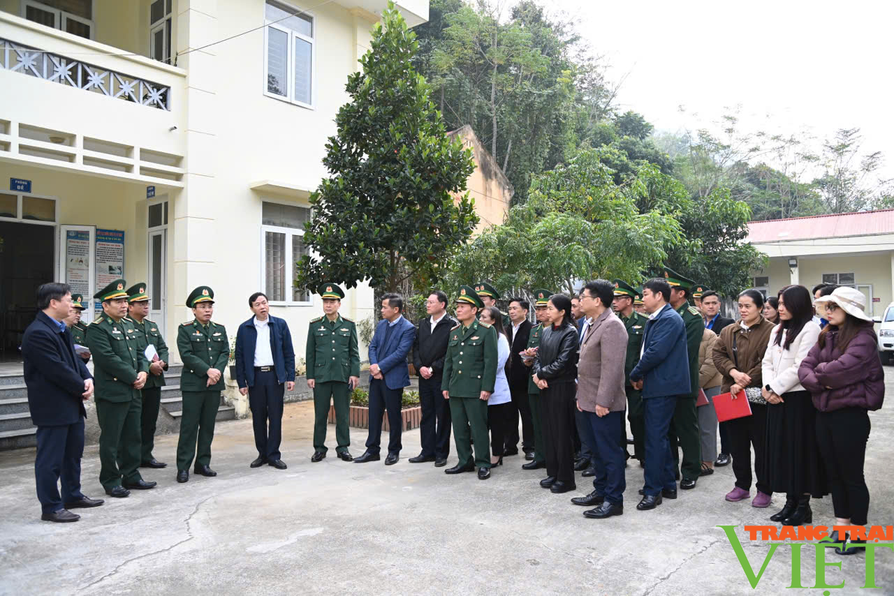 Chủ tịch UBND tỉnh Lai Châu Lê Văn Lương kiểm tra công tác chuẩn bị chương trình "Xuân biên phòng ấm lòng dân bản" - Ảnh 5.