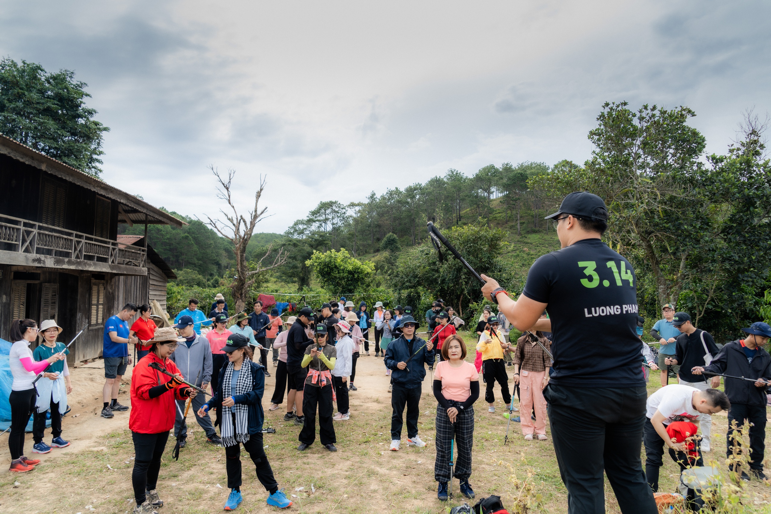 2 ngày 1 đêm trên cung đường trekking đẹp nhất Việt Nam dịp cuối năm - Ảnh 2.