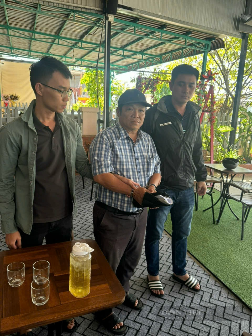 Công an Phú Quốc bắt quả tang đối tượng lừa nhận tiền lo "ông Đại tá Bộ Công an" để lấy xe vi phạm- Ảnh 2.