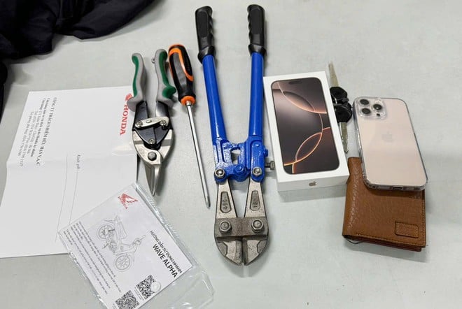 Bắt "siêu trộm" chuyên "khoắng" tiền tại quầy thu ngân của các cửa hàng ở Hà Nội  - Ảnh 2.