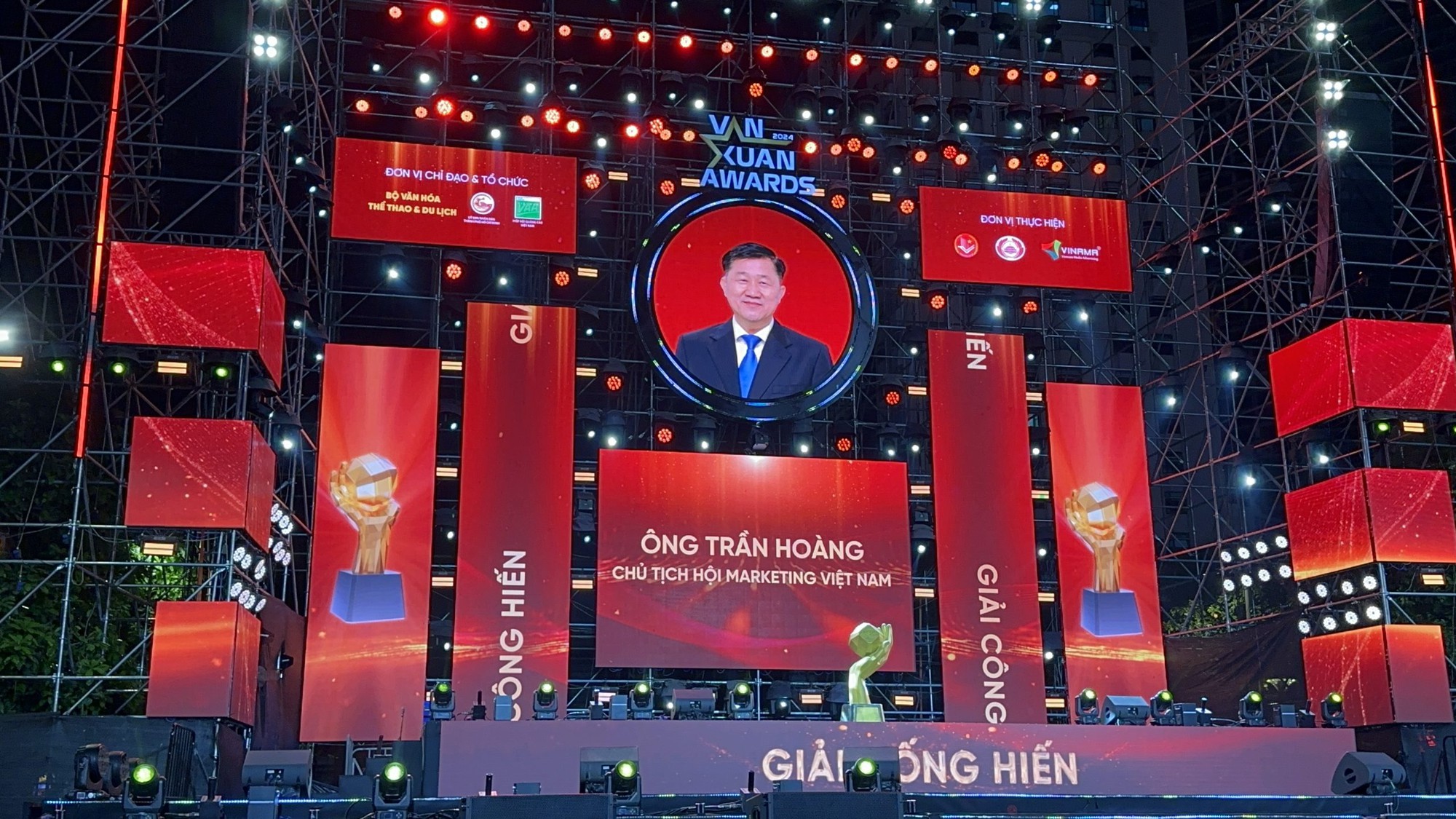 Chủ tịch Hội Marketing Việt Nam được vinh danh giải Cống hiến tại Vạn Xuân Awards 2024 - Ảnh 1.