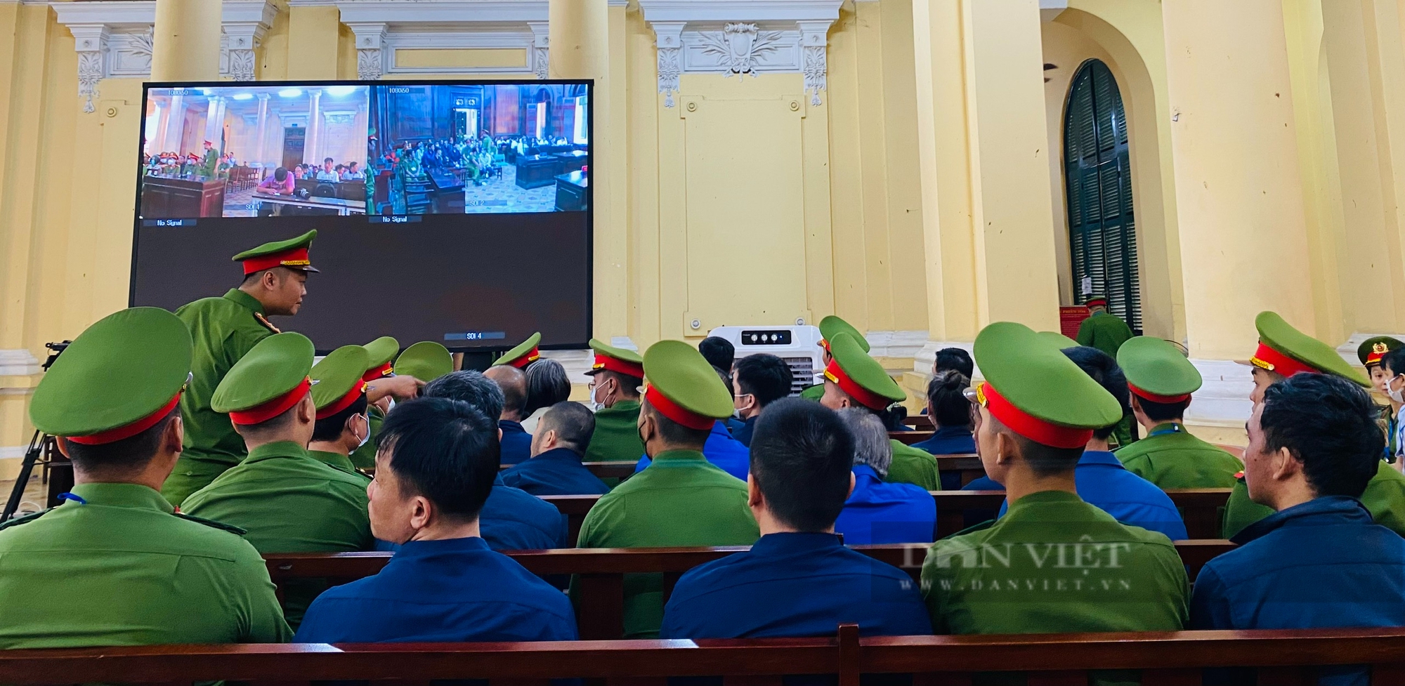 An ninh siết chặt phiên xử bà trùm Oanh "Hà" và 34 đồng phạm buôn hàng trăm kg ma túy xuyên quốc gia- Ảnh 6.