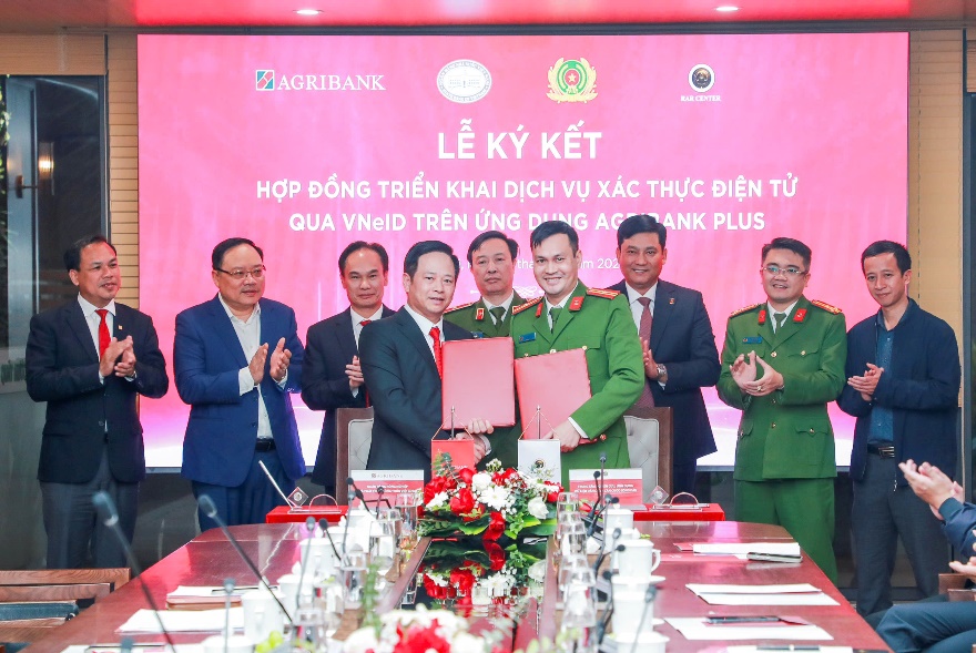 Agribank và Trung tâm RAR - Bộ Công an ký kết triển khai dịch vụ xác thực điện tử qua VNeID trên Agribank Plus - Ảnh 1.