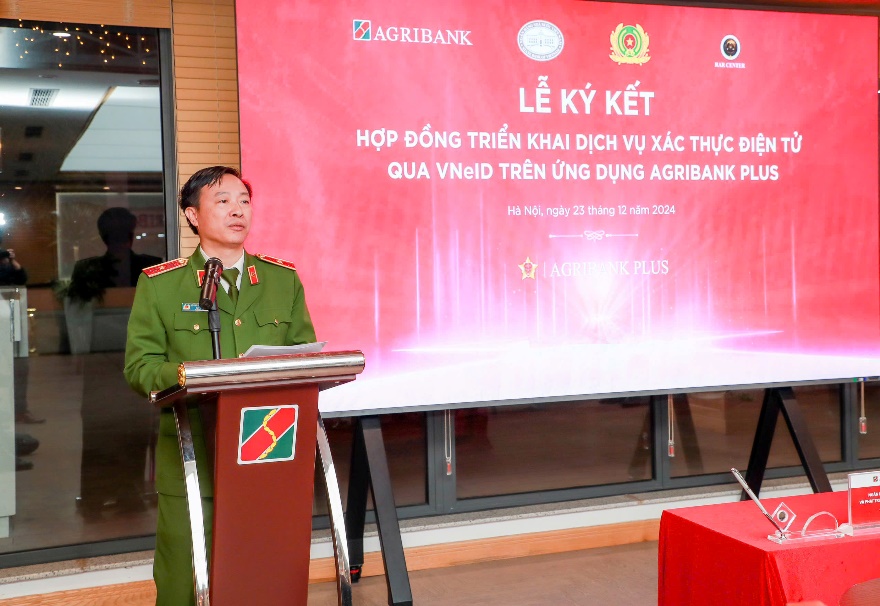 Agribank và Trung tâm RAR - Bộ Công an ký kết triển khai dịch vụ xác thực điện tử qua VNeID trên Agribank Plus - Ảnh 2.