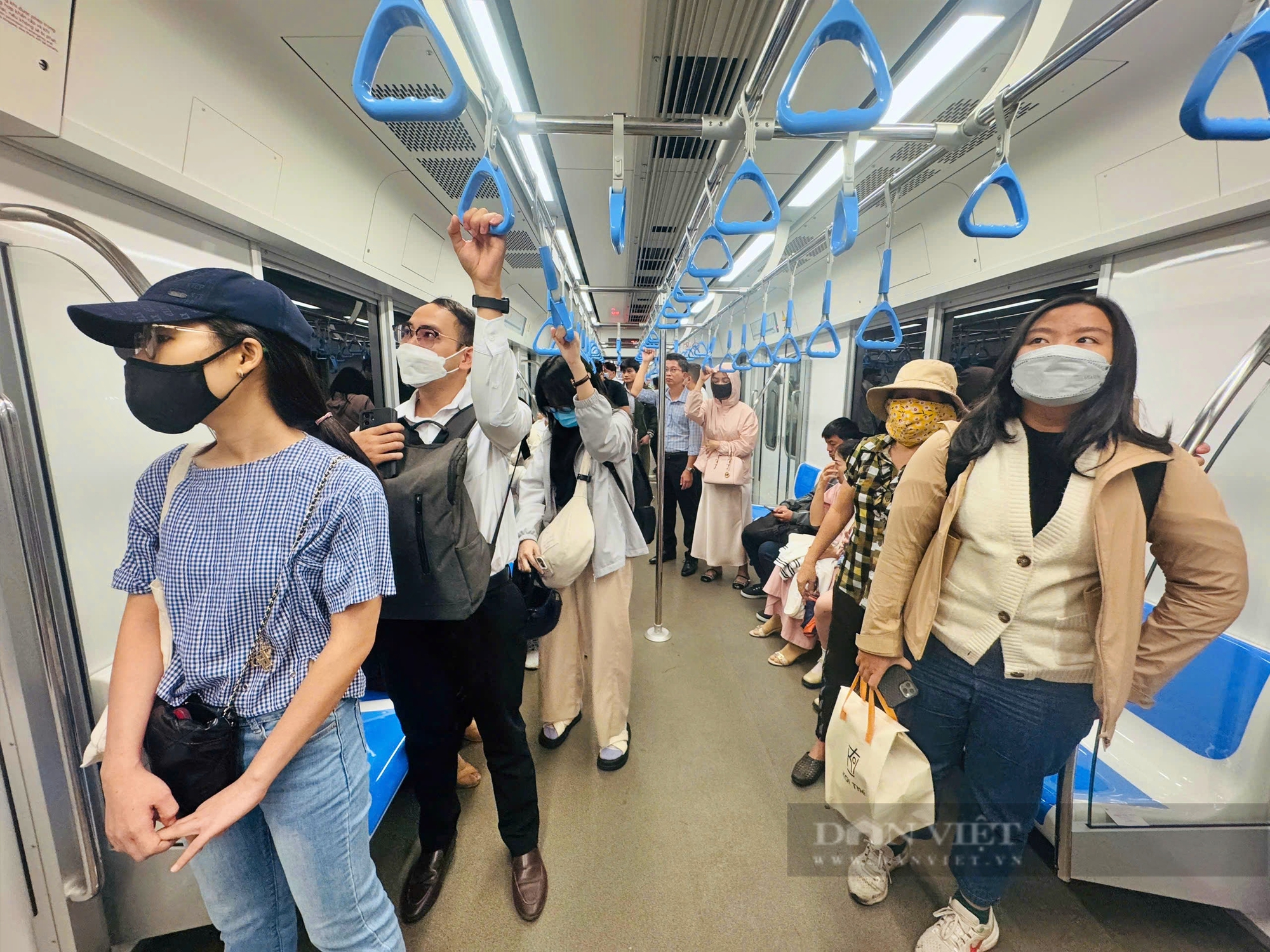 150.000 người đi metro trong ngày đầu tiên - Ảnh 2.