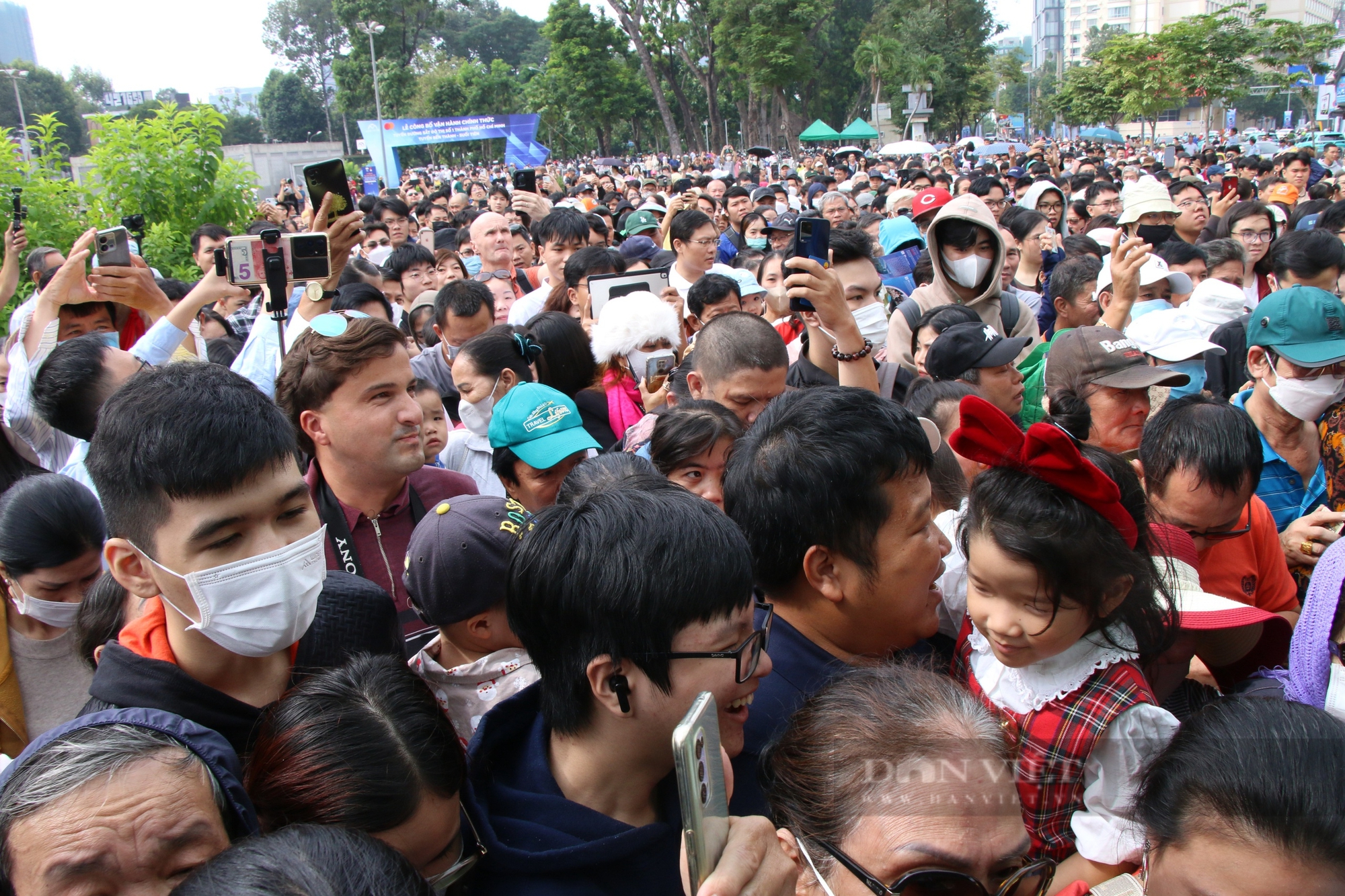 150.000 người đi metro trong ngày đầu tiên - Ảnh 1.