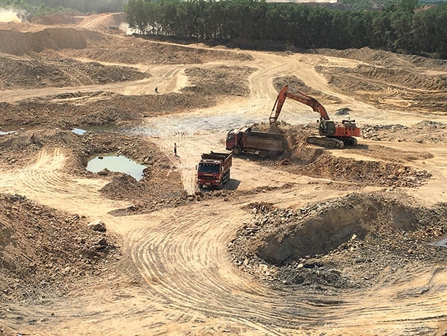 Thừa Thiên Huế đấu giá quyền khai thác mỏ đất 3,3 triệu m3 và mỏ đá 4 triệu m3 - Ảnh 1.