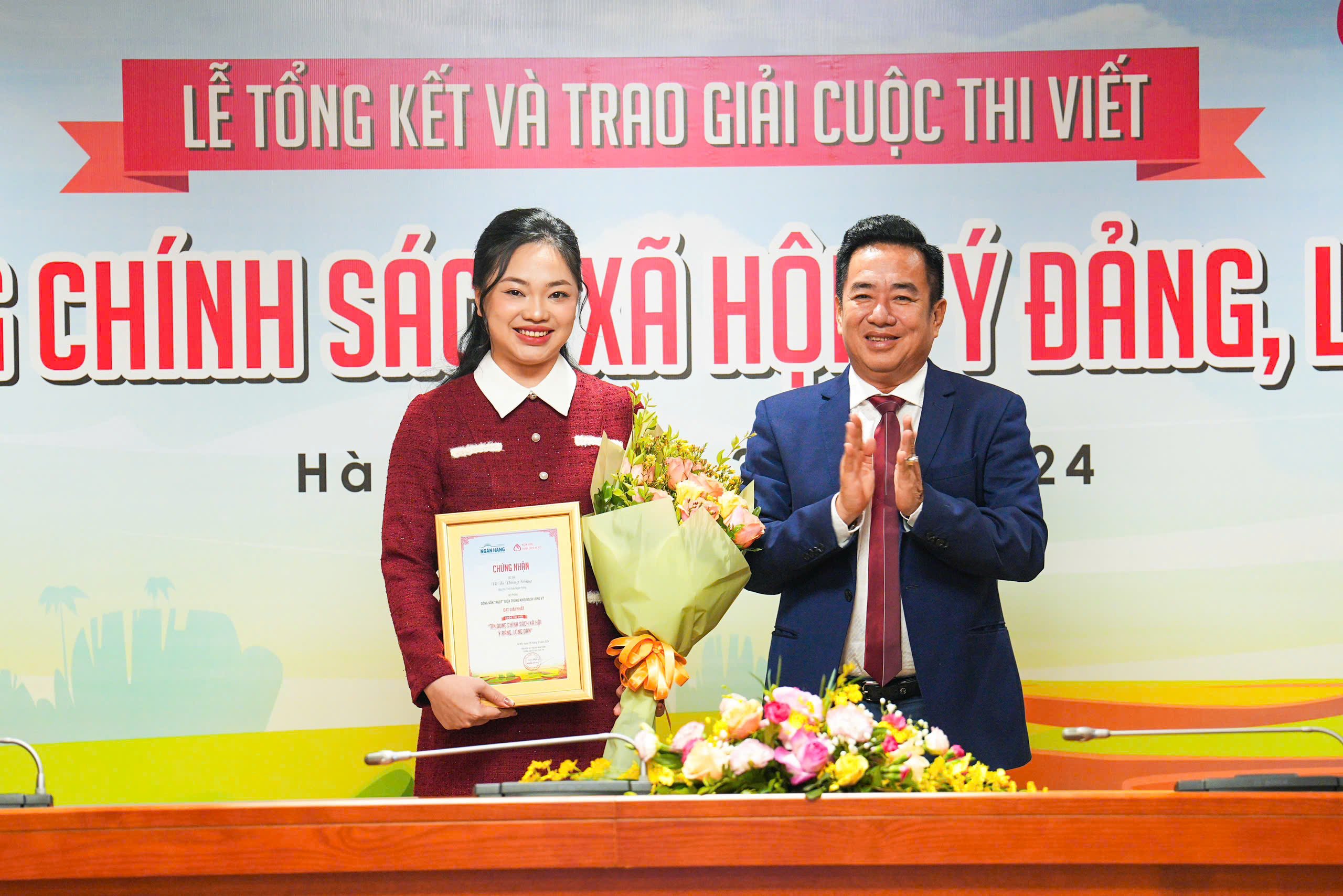 17 tác phẩm xuất sắc nhất được trao giải Cuộc thi viết “Tín dụng Chính sách xã hội - Ý Đảng, lòng Dân” - Ảnh 4.