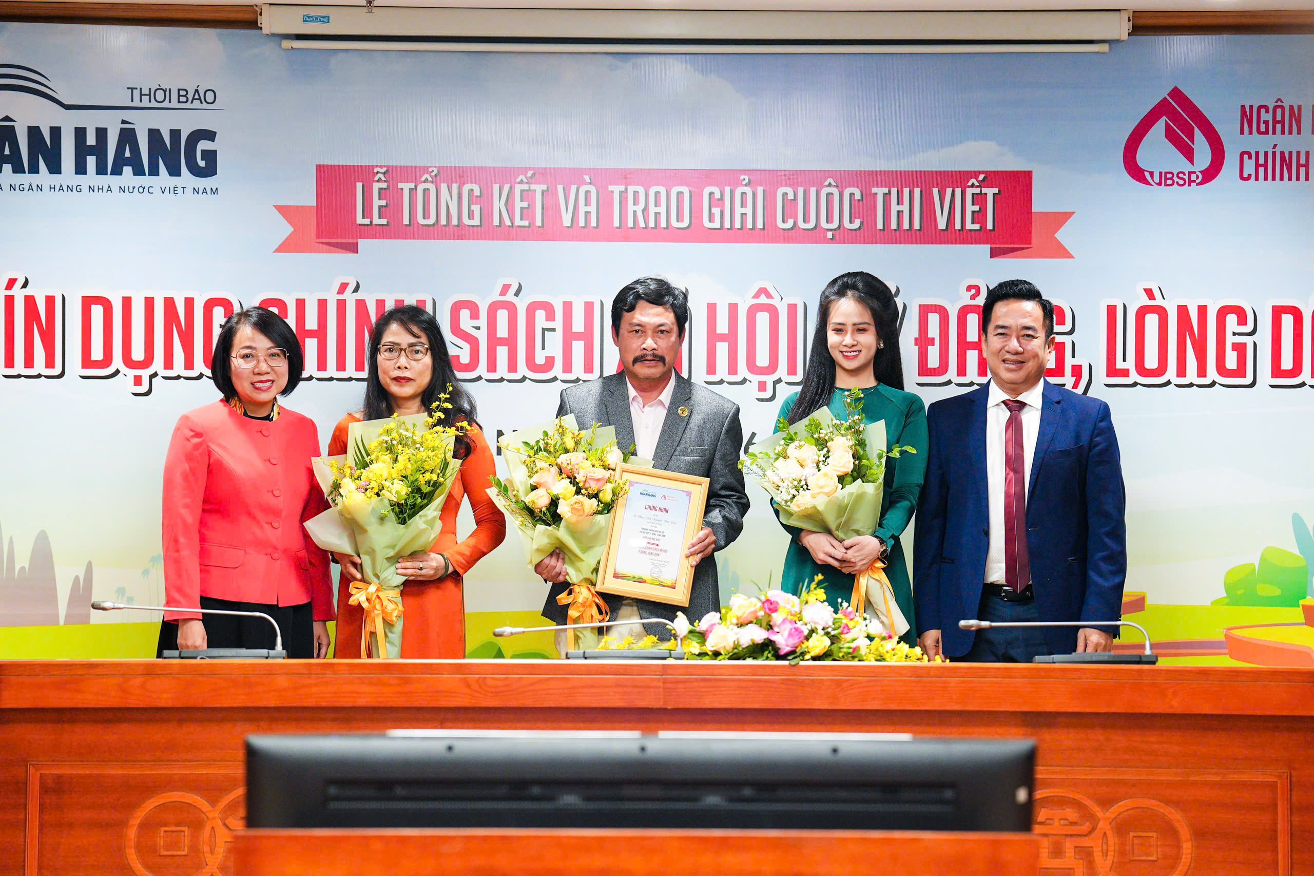 17 tác phẩm xuất sắc nhất được trao giải Cuộc thi viết “Tín dụng Chính sách xã hội - Ý Đảng, lòng Dân” - Ảnh 1.