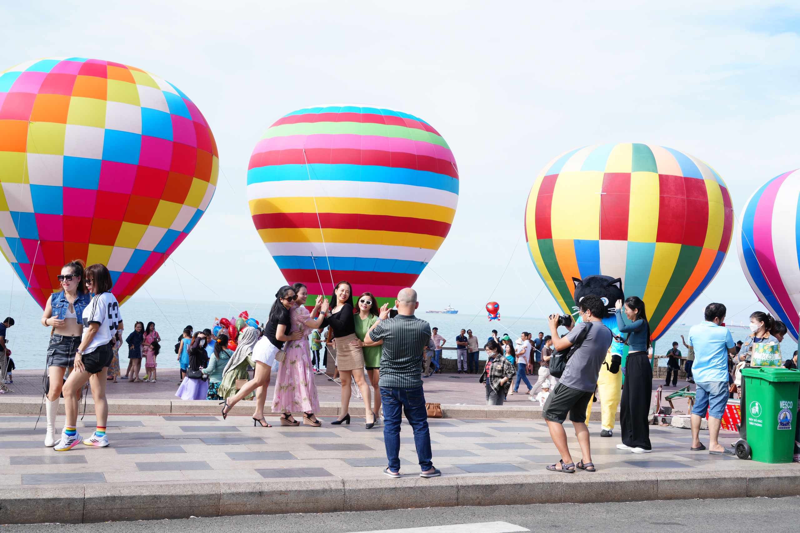 Khách thích thú bay khinh khí cầu, thưởng thức đặc sản OCOP, đi tour du lịch miễn phí tại Vũng Tàu - Ảnh 1.