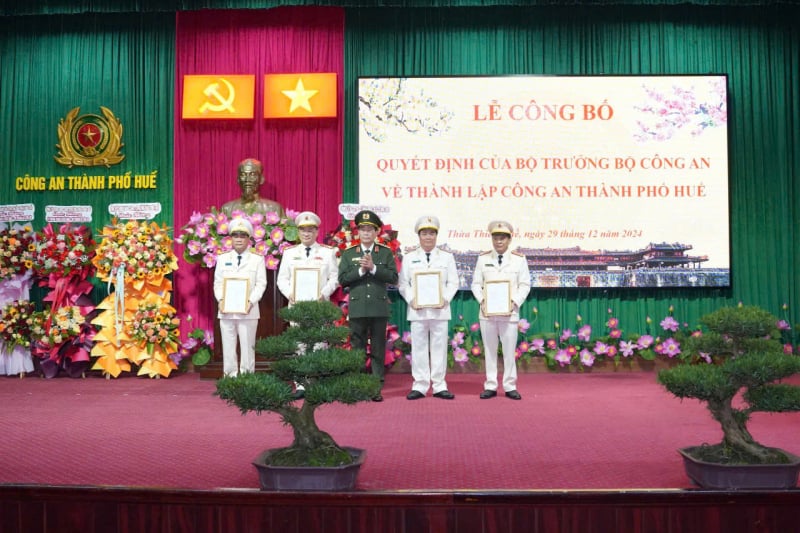 Thành lập Công an TP Huế, bố trí nhân sự Ban Giám đốc  - Ảnh 1.