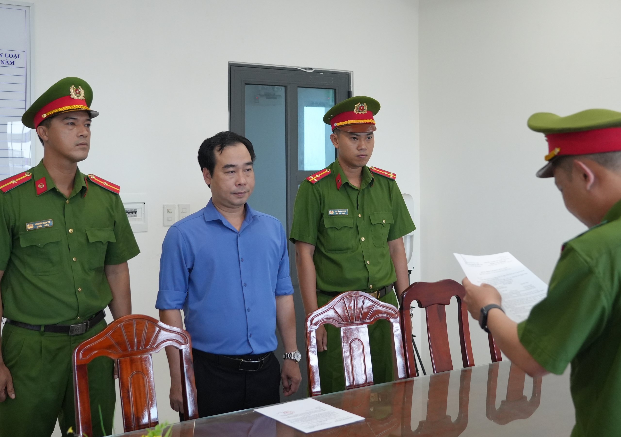 Nguyên Giám đốc chi nhánh Văn phòng đăng ký đất đai TP.Phan Thiết cùng 2 đối tượng khác bị khởi tố hình sự - Ảnh 1.