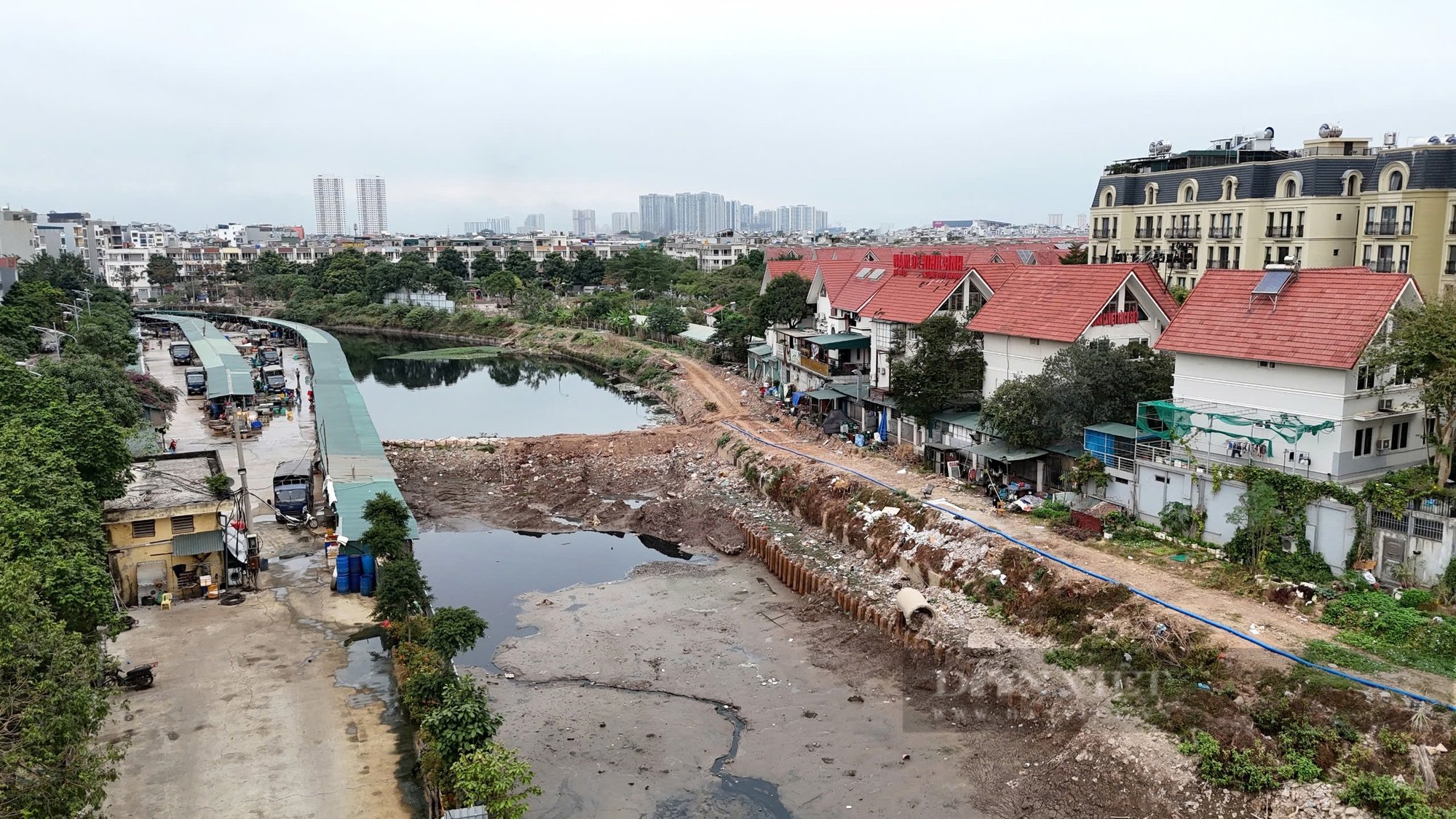 Hiện trạng khu chợ lấn chiếm hành lang công trình thủy lợi ở quận Hà Đông (Hà Nội)- Ảnh 8.