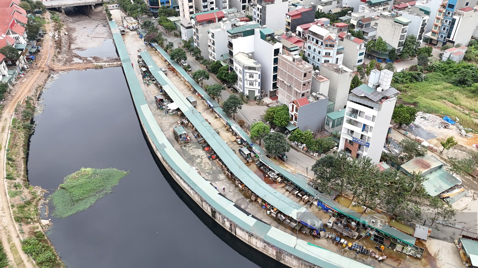 Hiện trạng khu chợ lấn chiếm hành lang công trình thủy lợi ở quận Hà Đông (Hà Nội)- Ảnh 4.