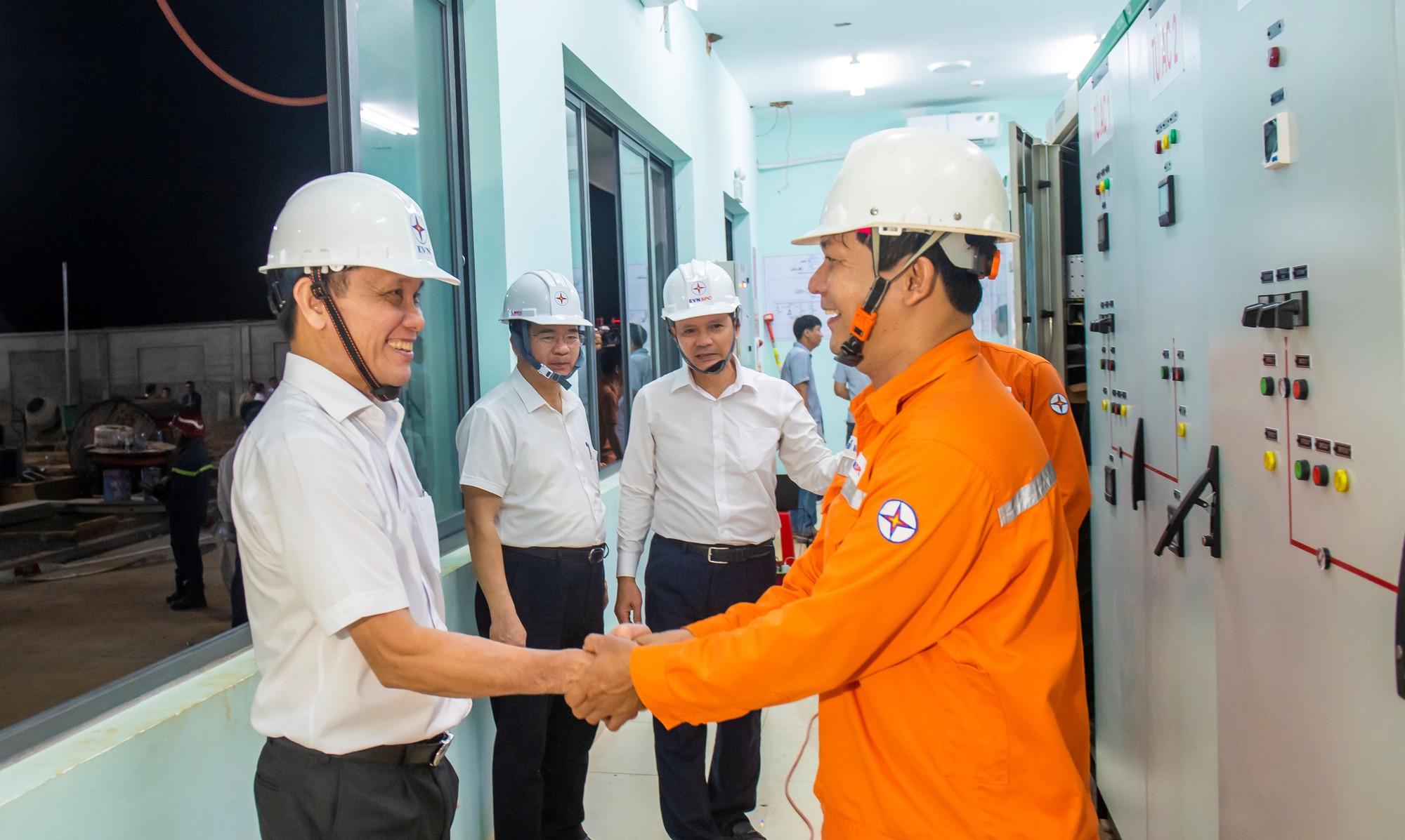 Ngành Điện miền Nam “xuyên đêm” đưa các công trình điện trọng điểm về đích - Ảnh 11.