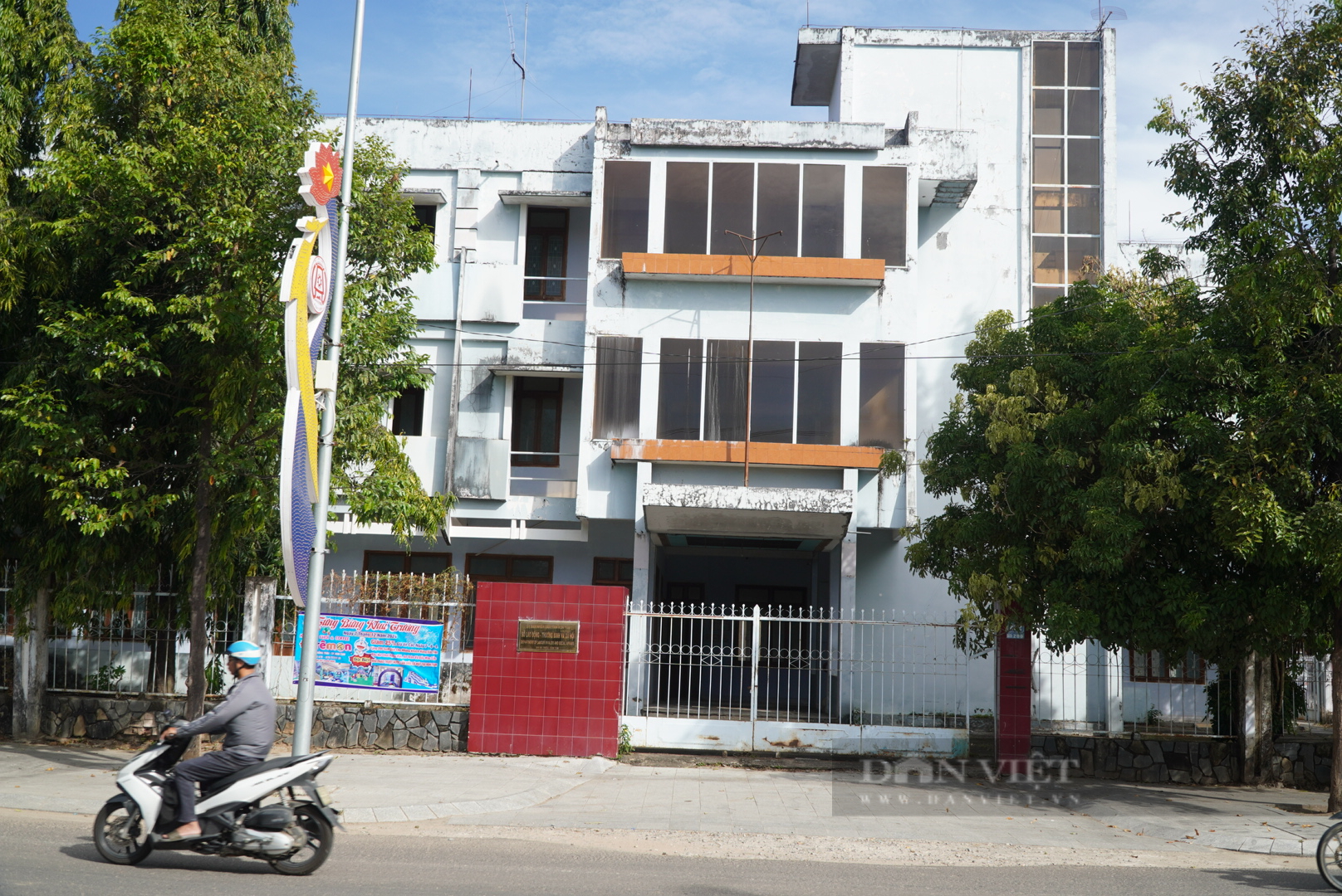 Cận cảnh hàng loạt công sở bỏ hoang, lãng phí trên "đất vàng" ở Kon Tum- Ảnh 10.