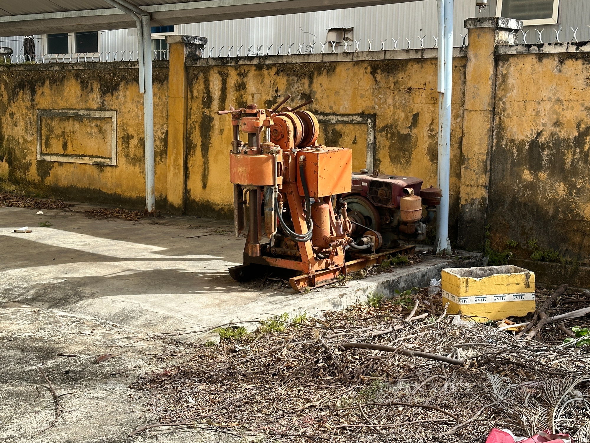 Cận cảnh hàng loạt công sở bỏ hoang, lãng phí trên "đất vàng" ở Kon Tum- Ảnh 9.