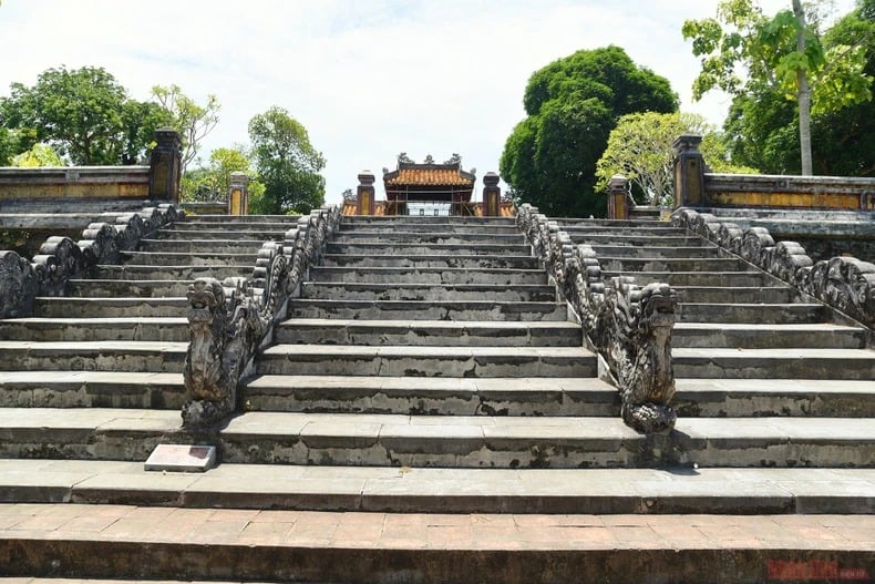 Đây là lăng tẩm xa kinh thành Huế nhất, nơi an nghỉ của ông vua sáng lập nhà Nguyễn, triều đại quân chủ cuối cùng - Ảnh 14.