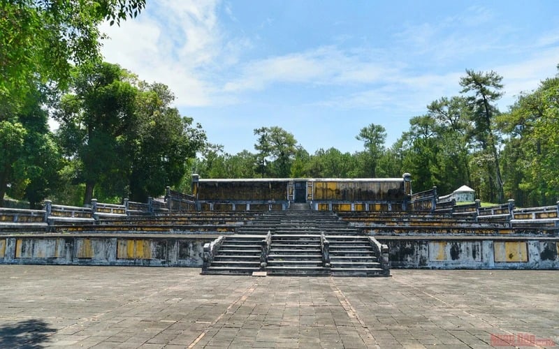Đây là lăng tẩm xa kinh thành Huế nhất, nơi an nghỉ của ông vua sáng lập nhà Nguyễn, triều đại quân chủ cuối cùng - Ảnh 1.