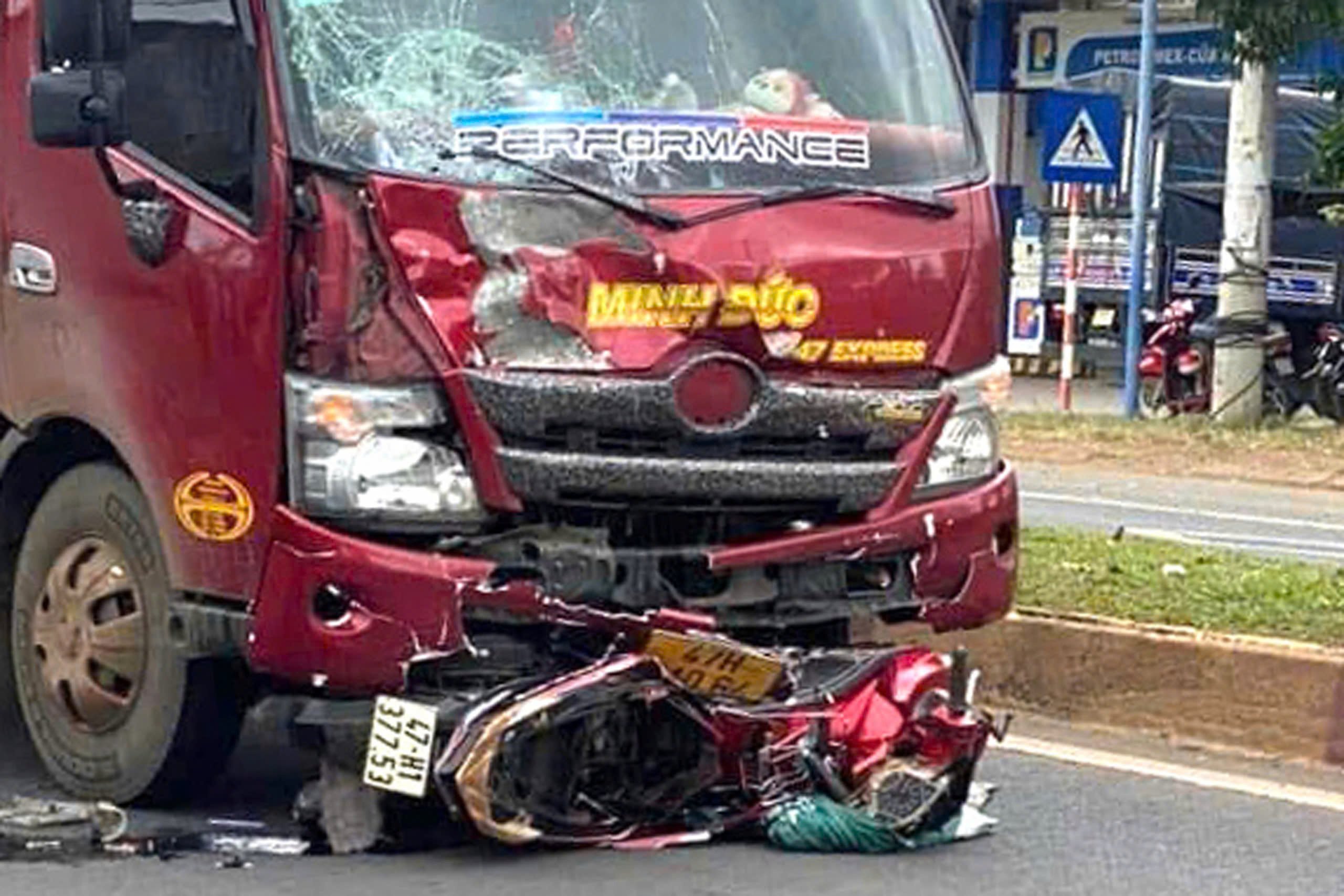 Hai vợ chồng tử vong sau va chạm giữa xe tải và xe máy  - Ảnh 1.