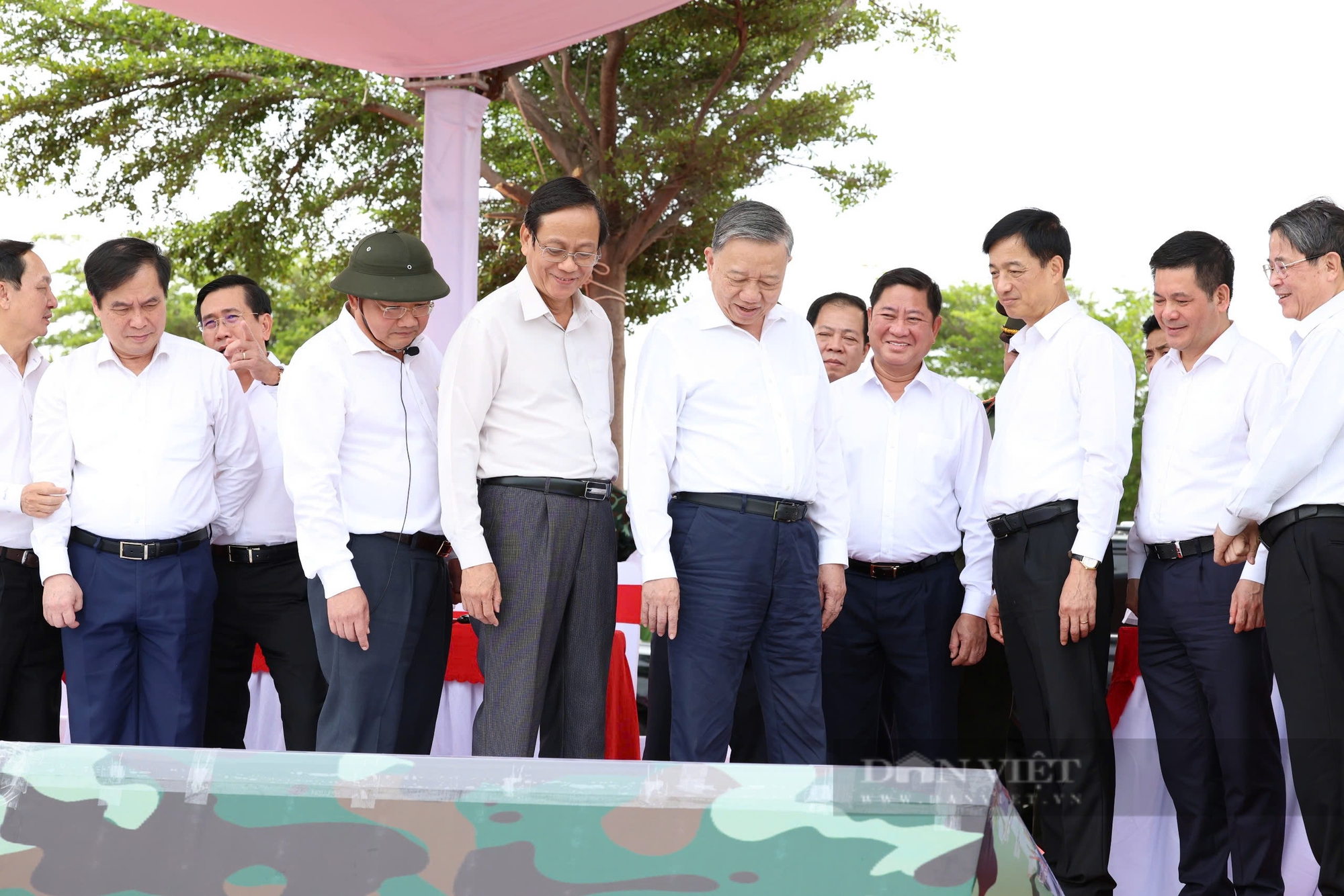 Tổng Bí thư Tô Lâm thị sát địa điểm xây dựng nhà máy điện hạt nhân Ninh Thuận 1 - Ảnh 2.