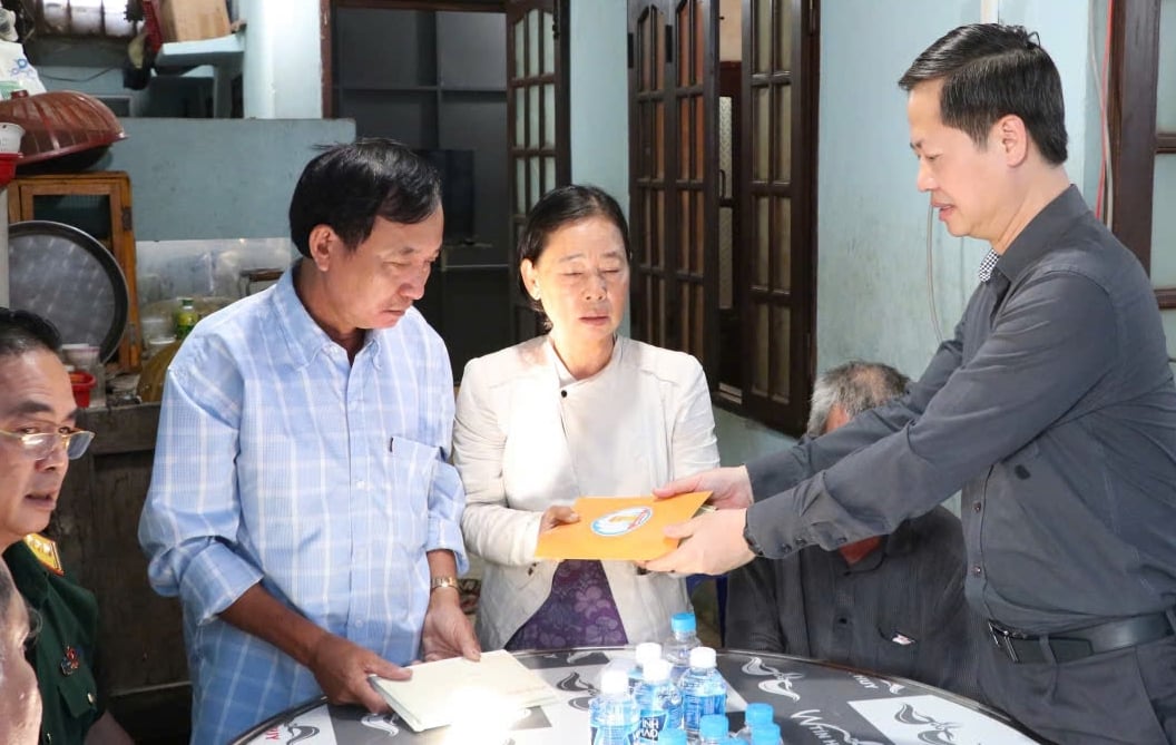 Lãnh đạo tỉnh Bình Thuận viếng, thăm hỏi, động viên các gia đình chiến sĩ hy sinh khi làm nhiệm vụ - Ảnh 2.