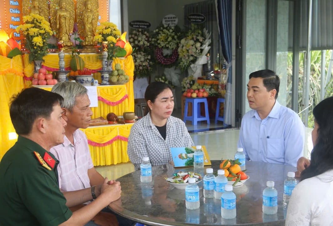 Lãnh đạo tỉnh Bình Thuận viếng, thăm hỏi, động viên các gia đình chiến sĩ hy sinh khi làm nhiệm vụ - Ảnh 1.