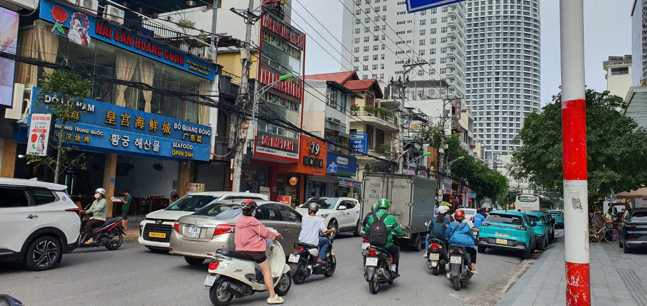 Cấm ô tô trên 29 chỗ vào trung tâm TP.Nha Trang giờ cao điểm - Ảnh 1.