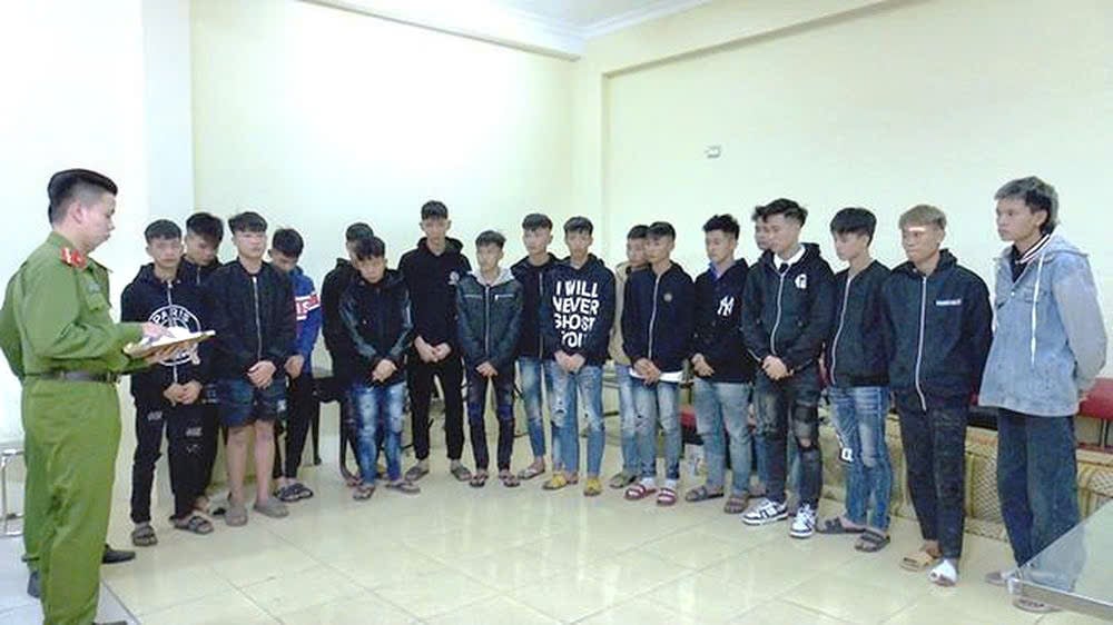 Ninh Bình: Nhóm thanh, thiếu niên vác kiếm đuổi chém, chặt biển số xe- Ảnh 1.