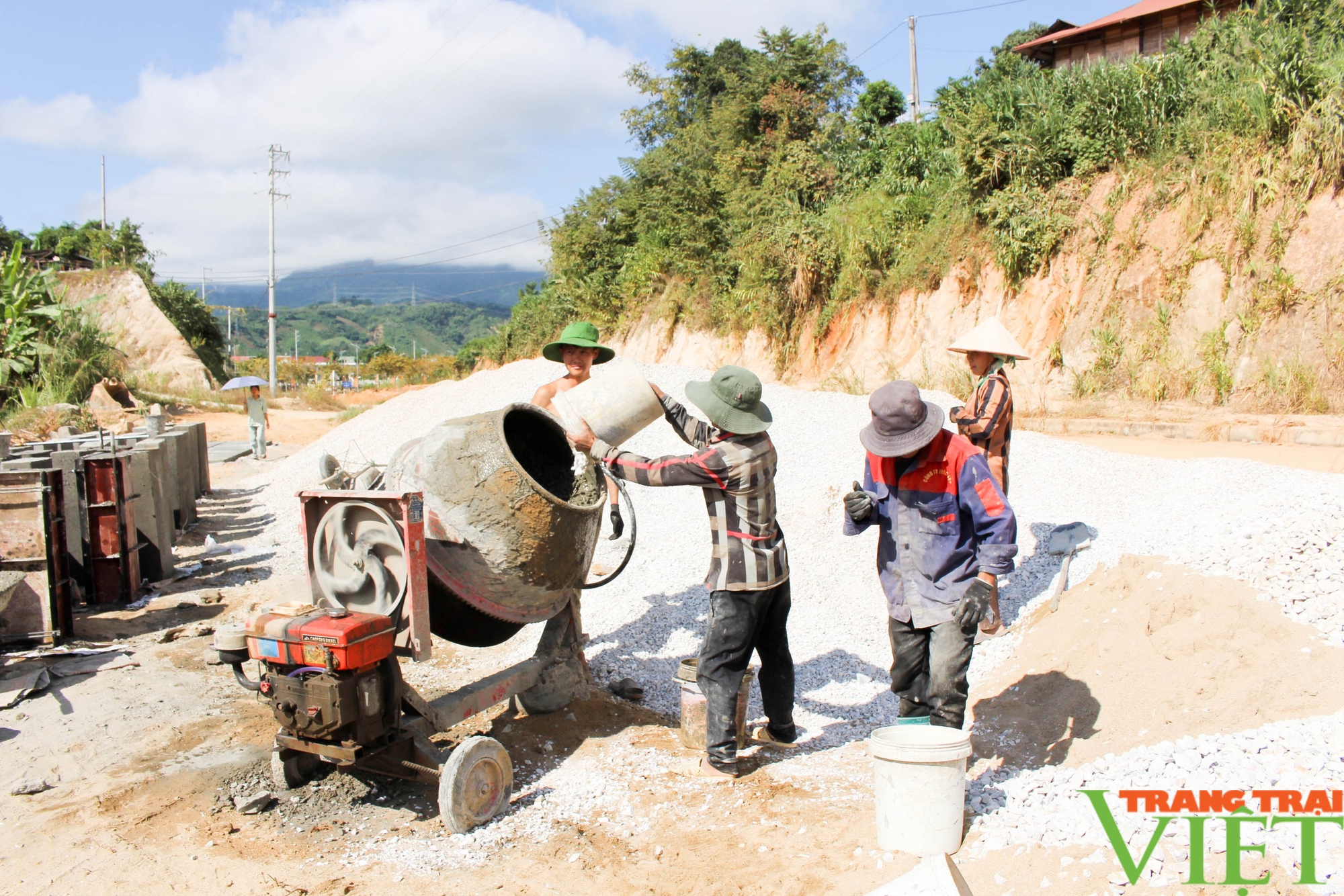 Huyện biên giới Nậm Nhùn nỗ lực hoàn thiện các tuyến đường đô thị - Ảnh 2.