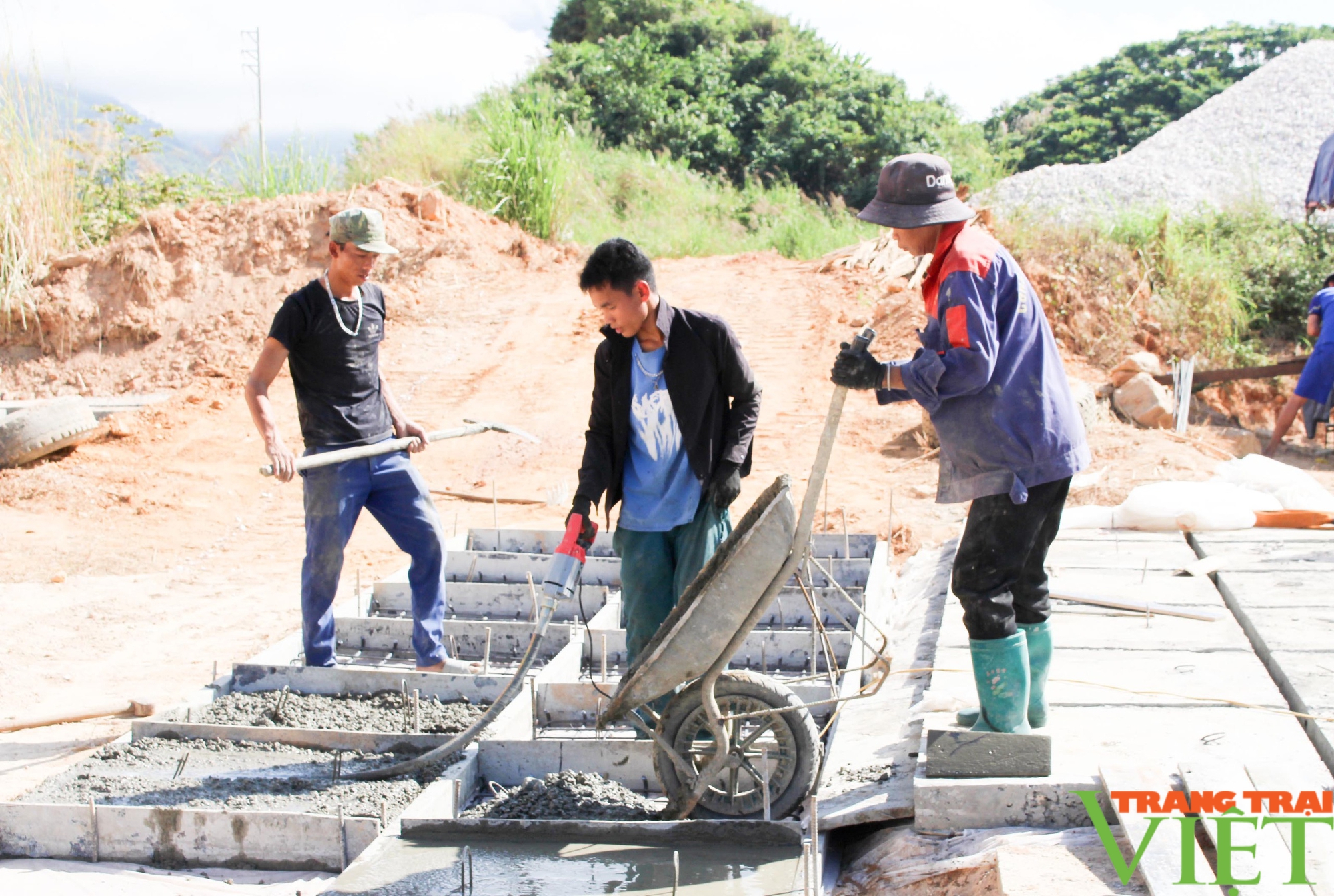 Huyện biên giới Nậm Nhùn nỗ lực hoàn thiện các tuyến đường đô thị - Ảnh 3.