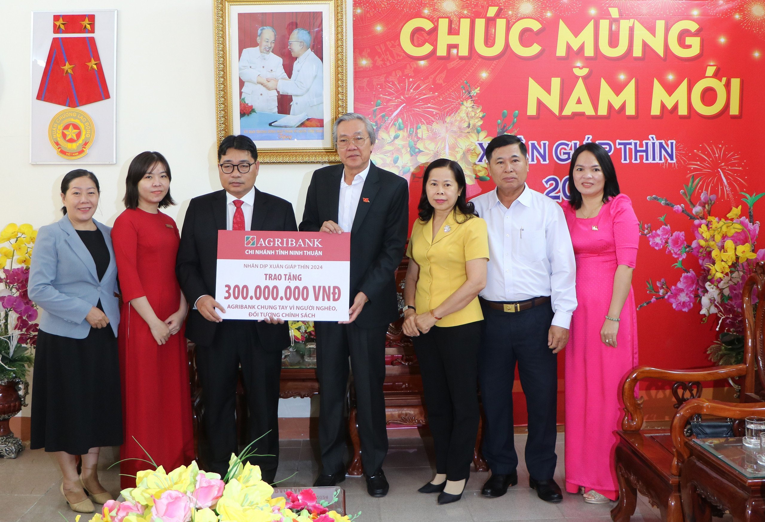 Agribank dành hơn 100 tỷ đồng hỗ trợ người nghèo, gia đình chính sách trên cả nước vui xuân, đón Tết- Ảnh 3.