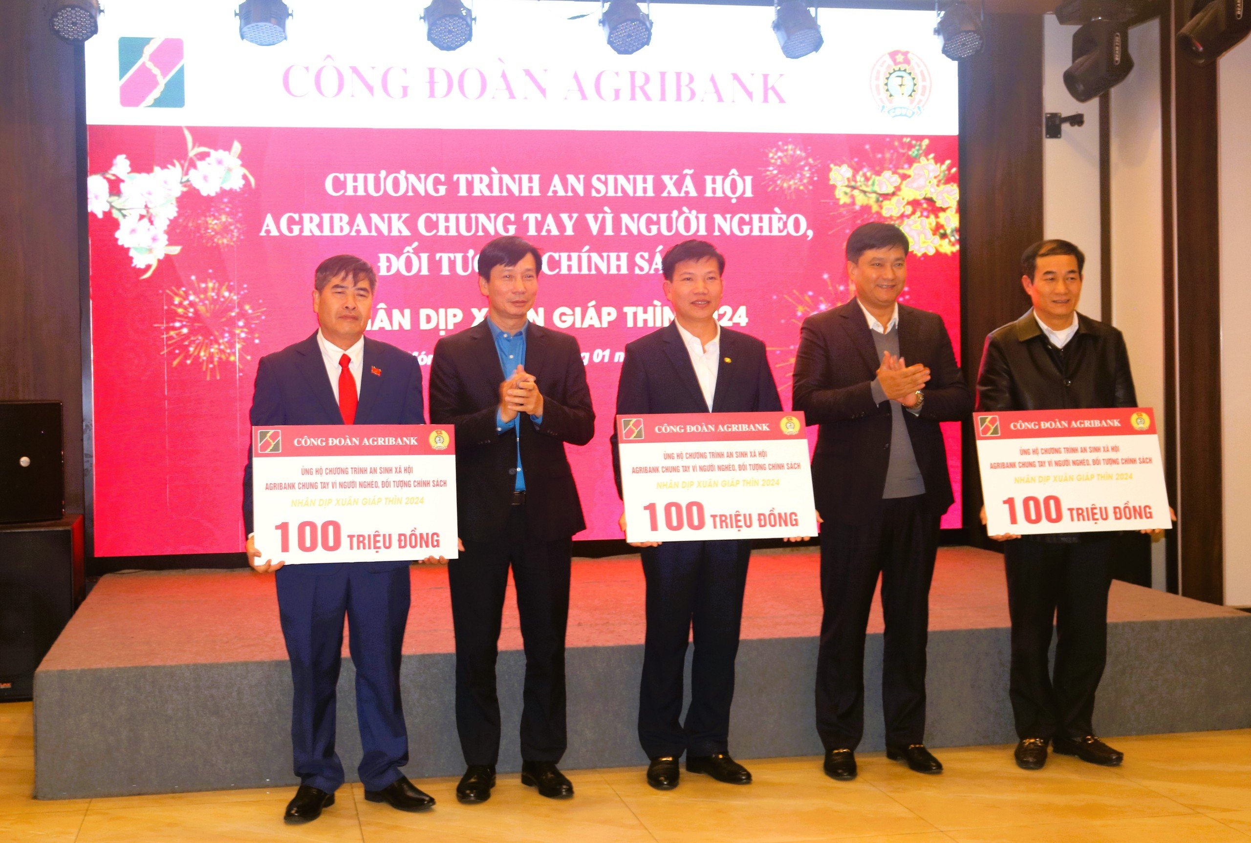 Agribank dành hơn 100 tỷ đồng hỗ trợ người nghèo, gia đình chính sách trên cả nước vui xuân, đón Tết- Ảnh 2.