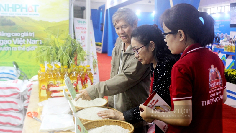 Thời điểm gần Tết Nguyên đán, các doanh nghiệp gạo tập trung chăm sóc thị trường nội địa. Ảnh: Trần Khánh