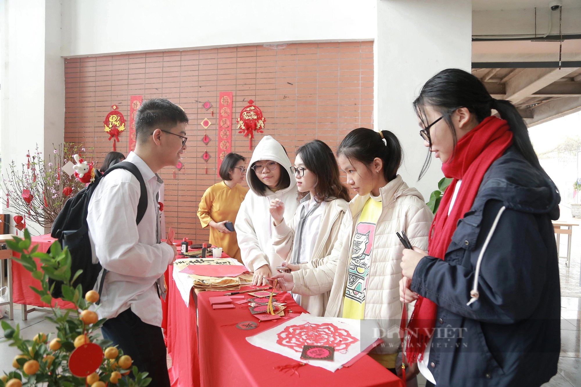 Học sinh trường "hot" nhất Hà Nội hào hứng đón Tết, khẳng định không chỉ học giỏi mà còn tài năng- Ảnh 7.
