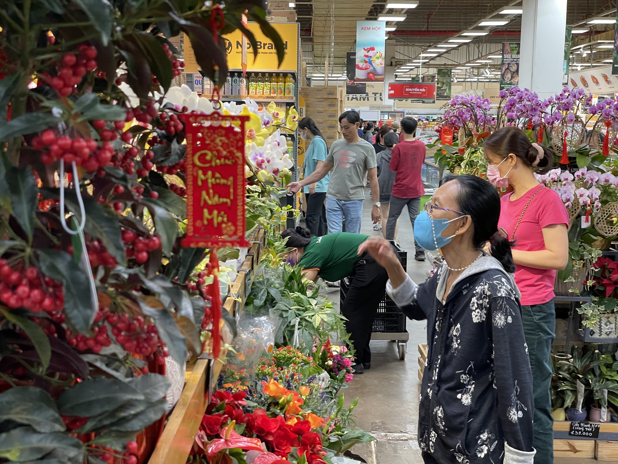 Siêu thị đang đông nghẹt, người Sài Gòn chen chân mua sắm Tết- Ảnh 8.