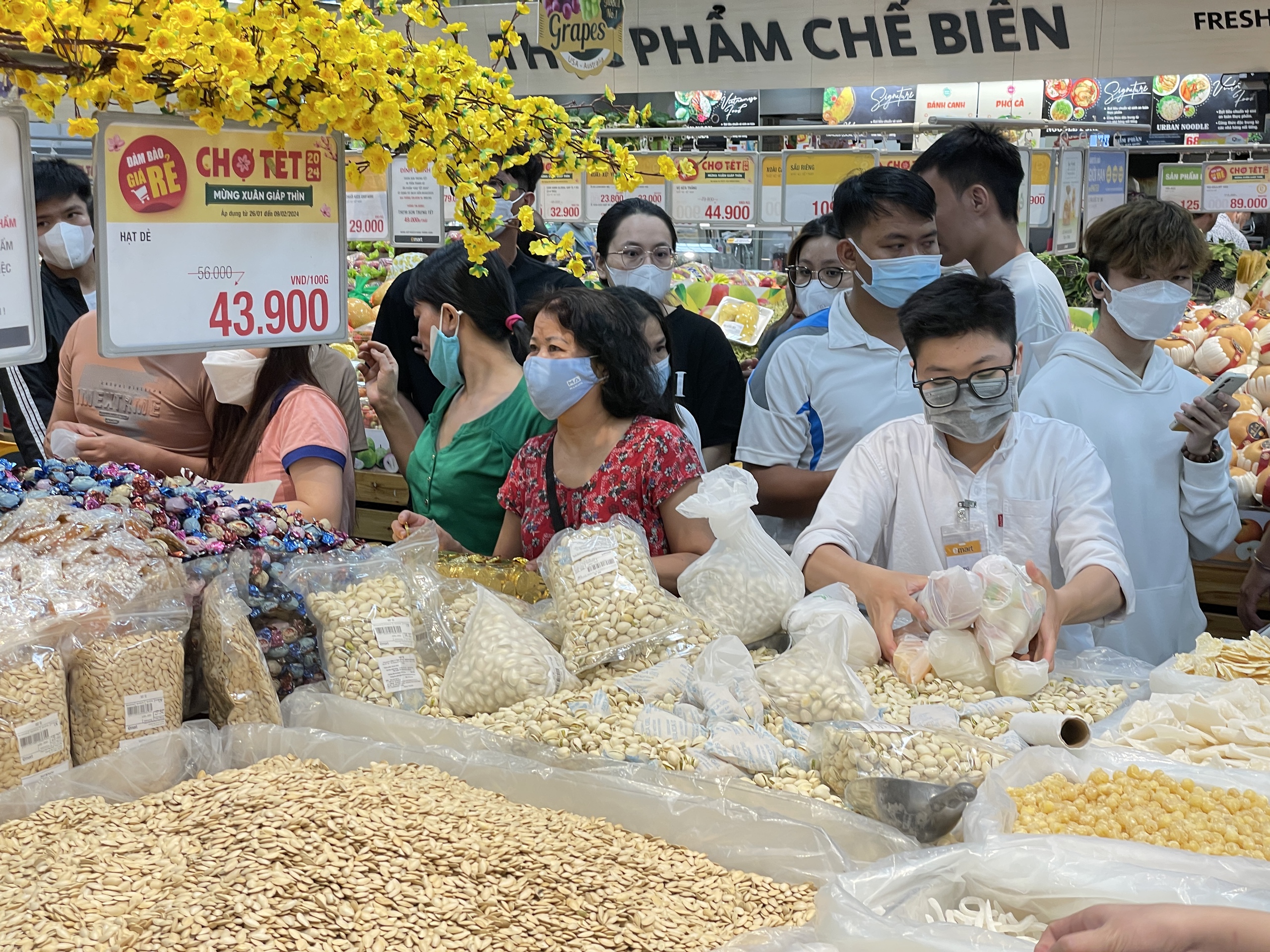 Siêu thị đang đông nghẹt, người Sài Gòn chen chân mua sắm Tết- Ảnh 3.