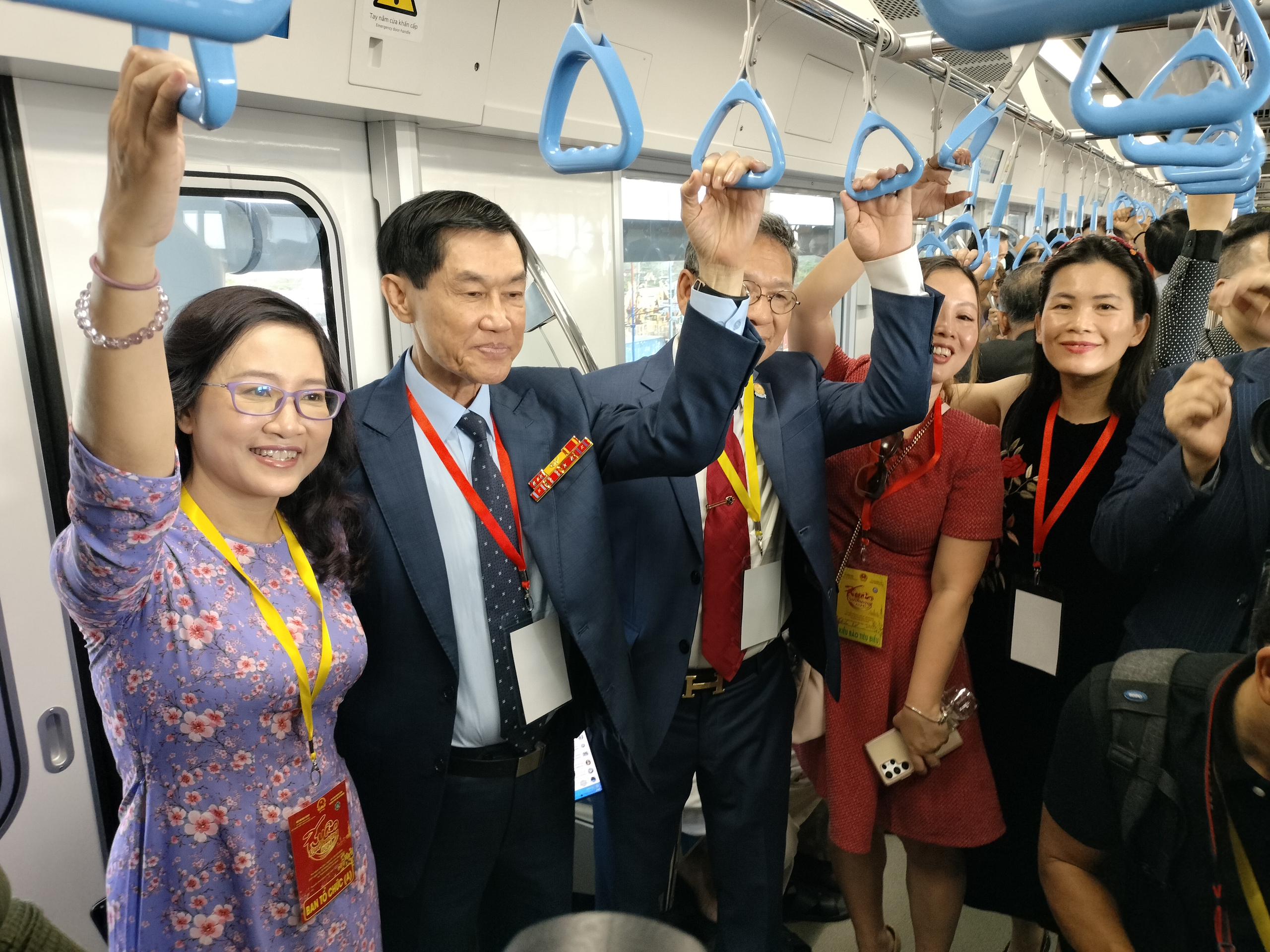 Cụ ông Việt kiều gần trăm tuổi vẫn nặng lòng với quê hương- Ảnh 4.