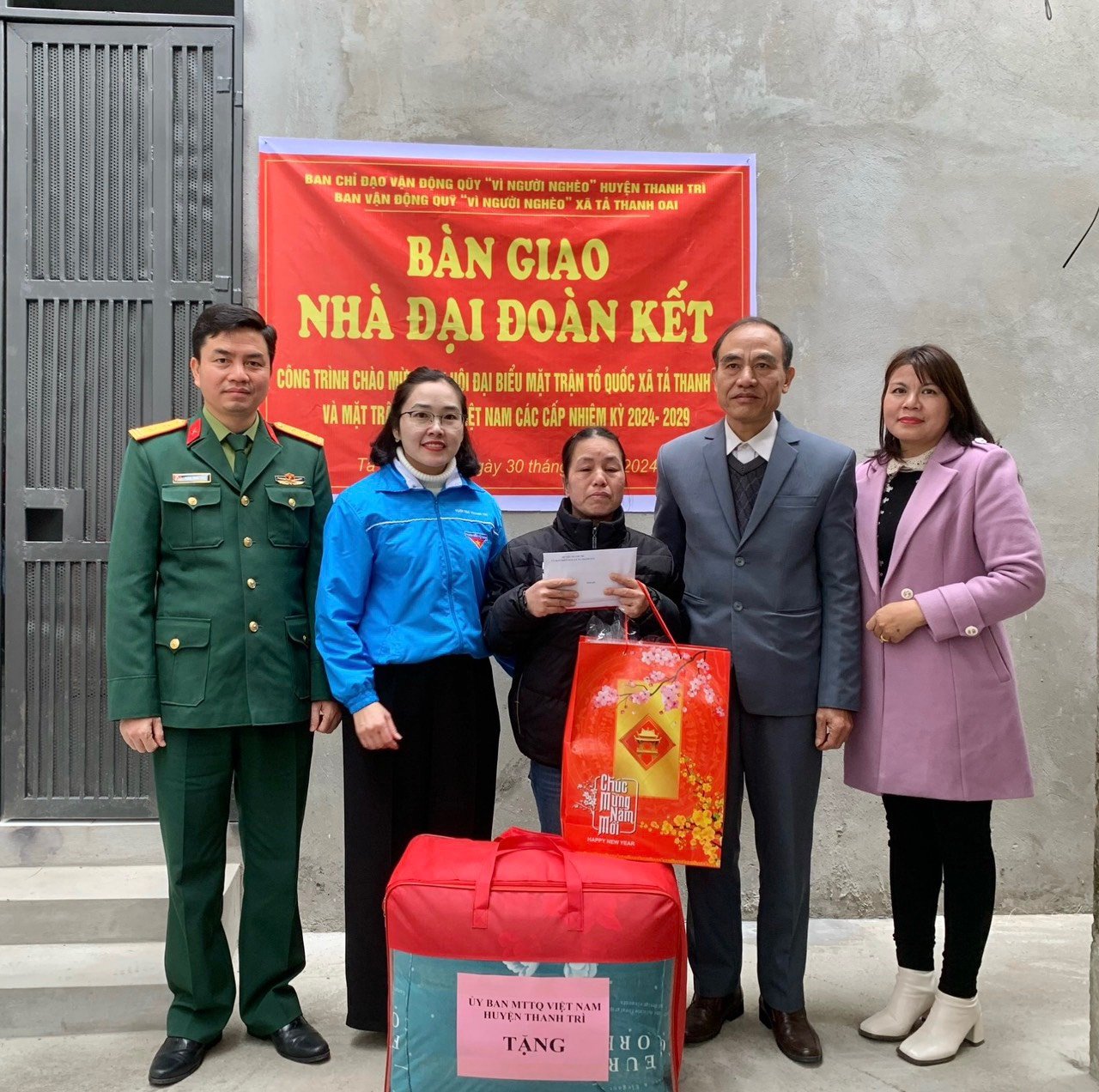 Huyện Thanh Trì bàn giao nhà Đại đoàn kết cho hộ cận nghèo dịp Tết Nguyên đán 2024- Ảnh 1.