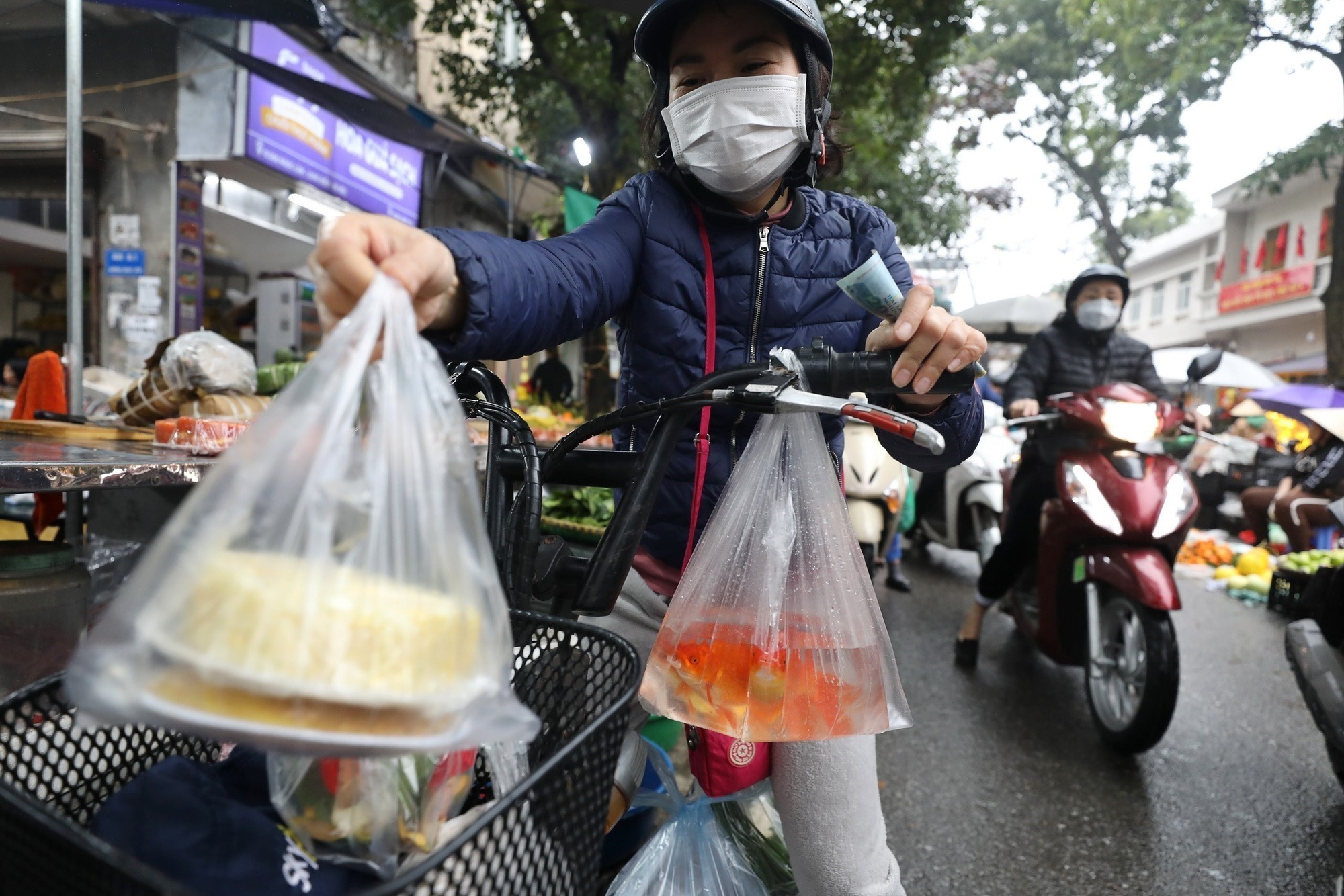 'Ông Công, ông Táo về Trời' - Tết đã gõ cửa từng nhà- Ảnh 1.