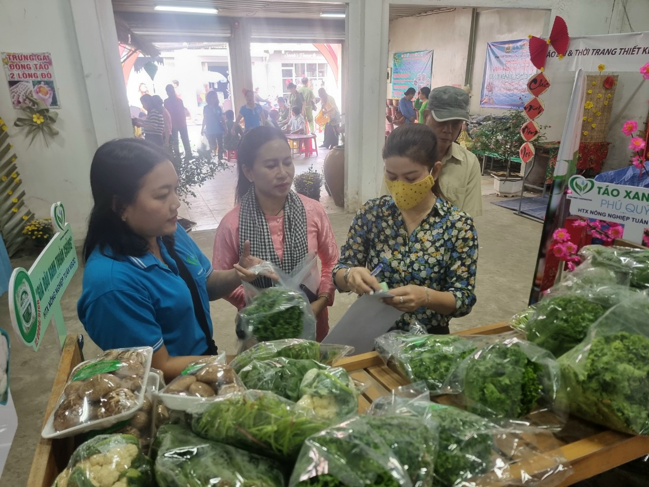 Nhu cầu mua rau sạch Tết tăng cao, những phiên chợ nông sản đón khách liên tục- Ảnh 4.