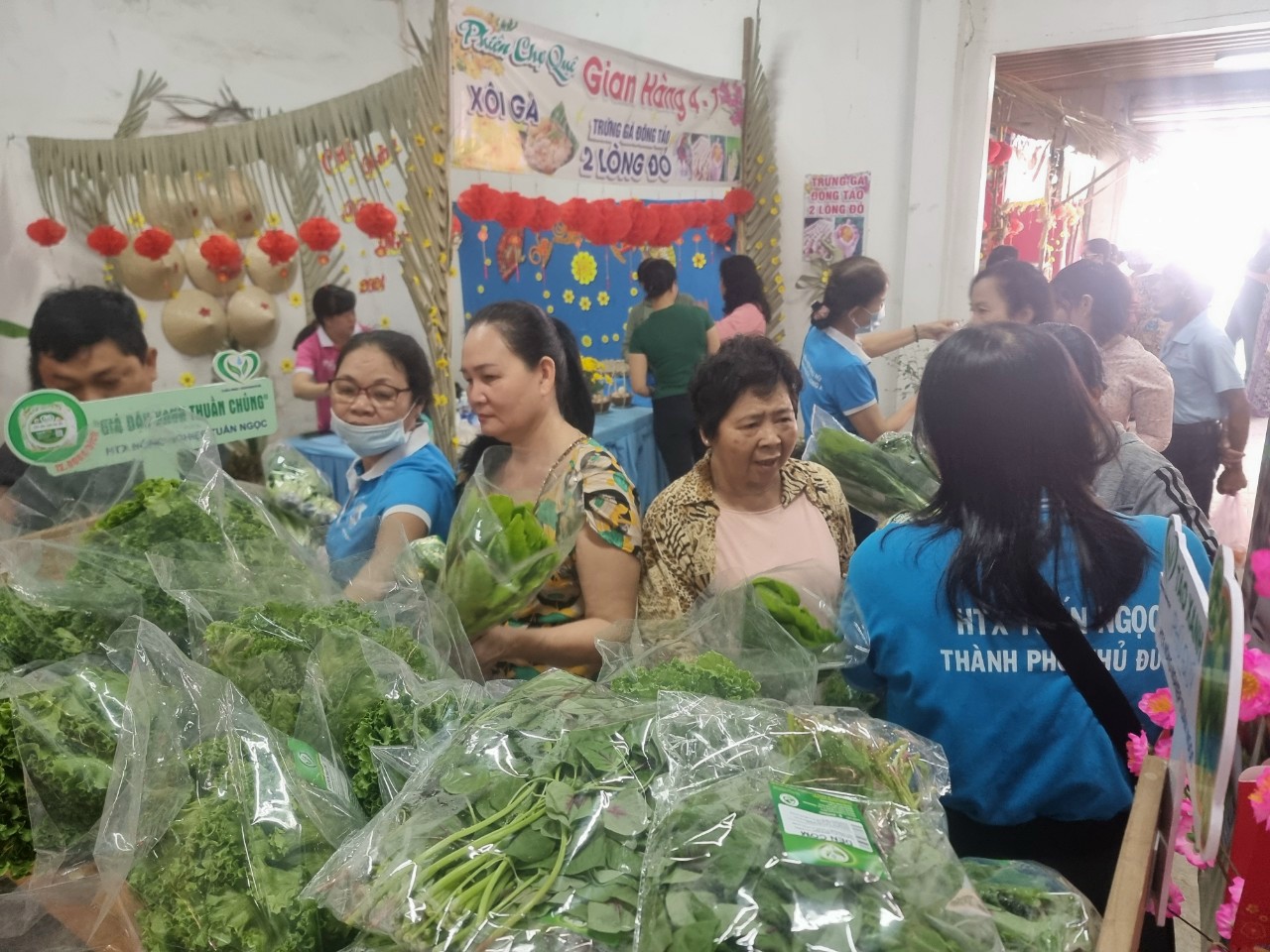 Cùng với đào, mai ngày Tết, người dân TP.HCM đi chợ phiên mua nông sản sạch- Ảnh 5.