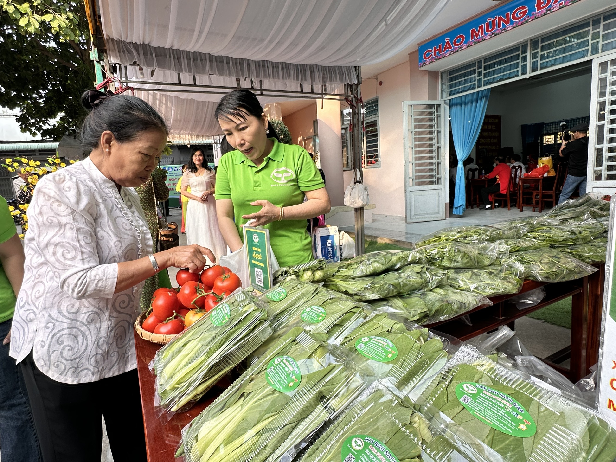 Cùng với đào, mai ngày Tết, người dân TP.HCM đi chợ phiên mua nông sản sạch- Ảnh 1.